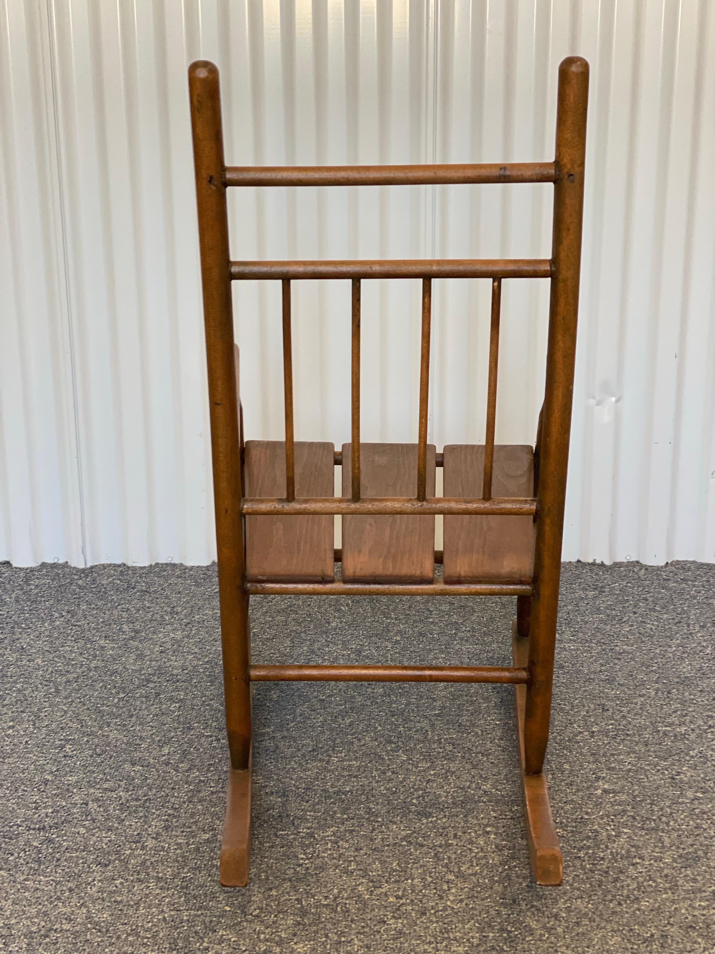 Dondolo verticale americano in legno per bambini, 20° secolo. In condizioni buone in vendita a Southampton, NY