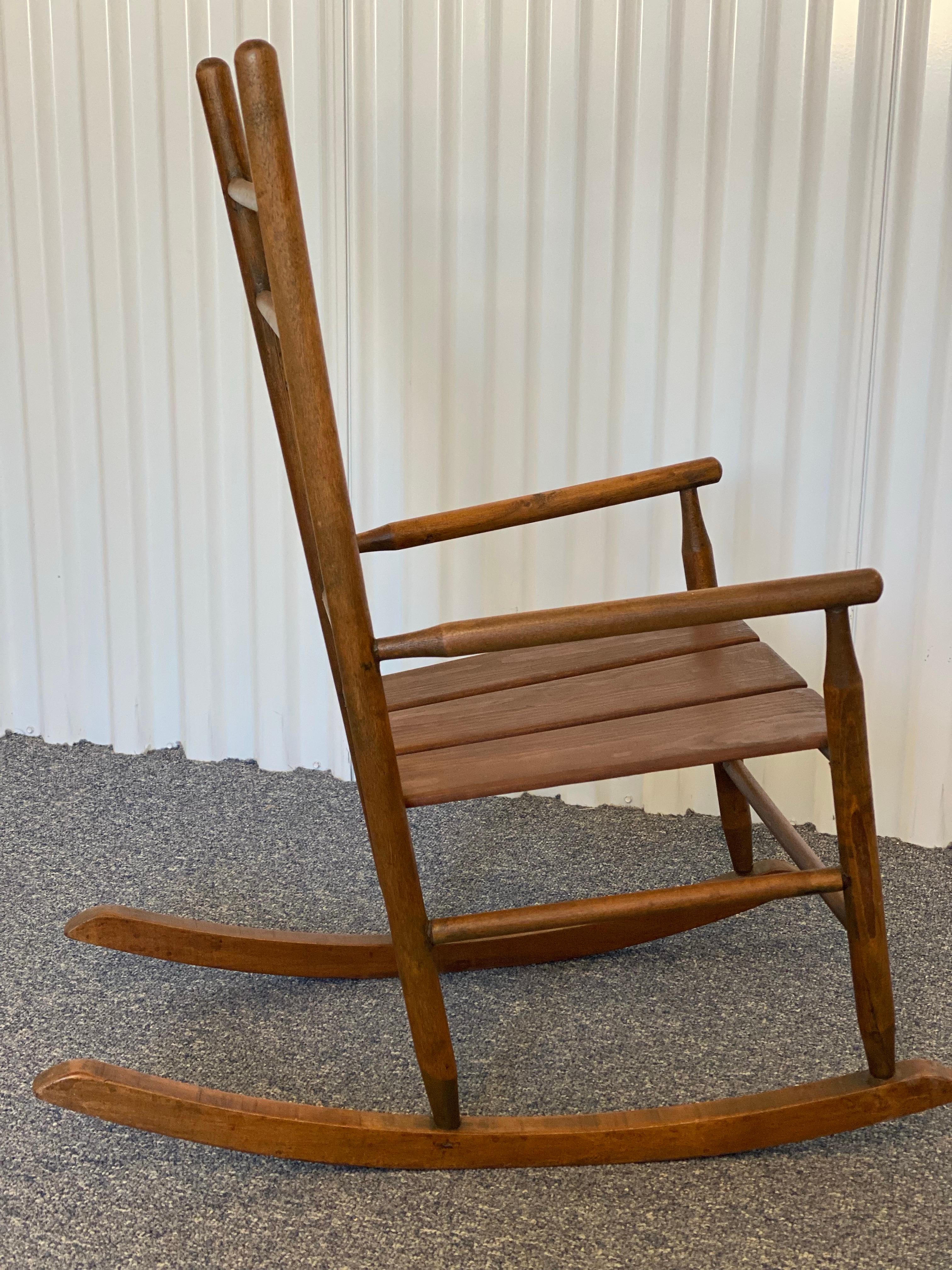 Legno Dondolo verticale americano in legno per bambini, 20° secolo. in vendita