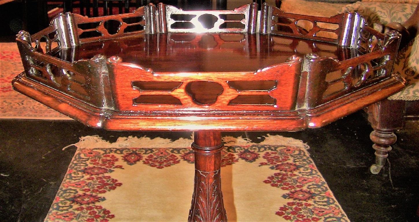 20ième siècle Table tripode Chippendale chinois américaine - Co. of Master Craftsmen en vente