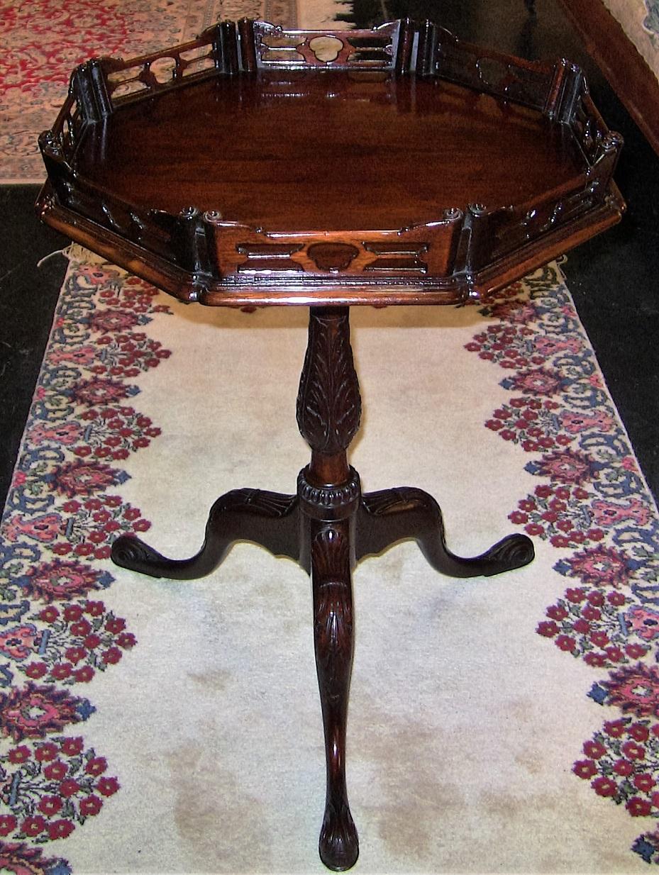 Amerikanischer chinesischer Chippendale-Dreibein-Klappstisch mit Klappplatte - Co. of Master Craftsmen (Mahagoni) im Angebot
