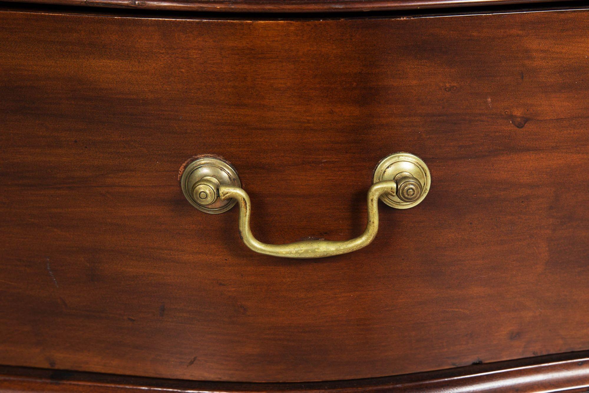 Cassettiera a serpentina in legno di betulla Chippendale americano, 1770 circa in vendita 10
