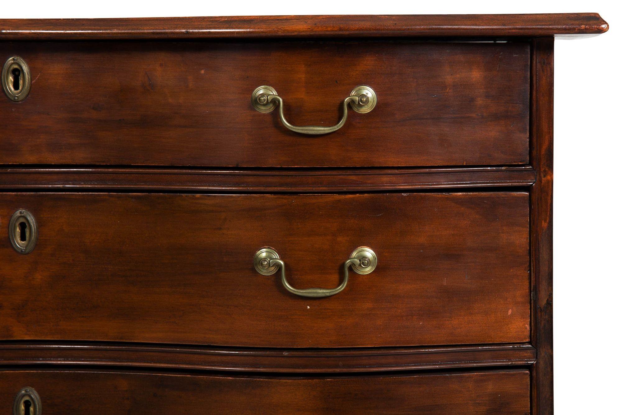 American Chippendale Birchwood Serpentine Chest of Drawers, circa 1770 For Sale 1