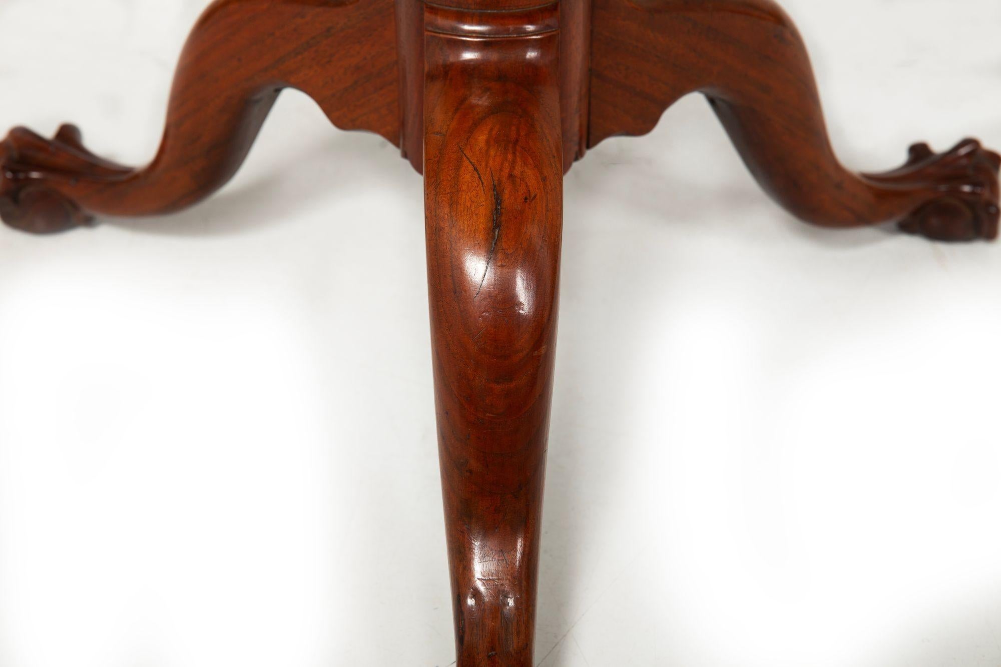 American Chippendale Carved Tilt-Top Ball and Claw Tea Table ca. 1770 en vente 4