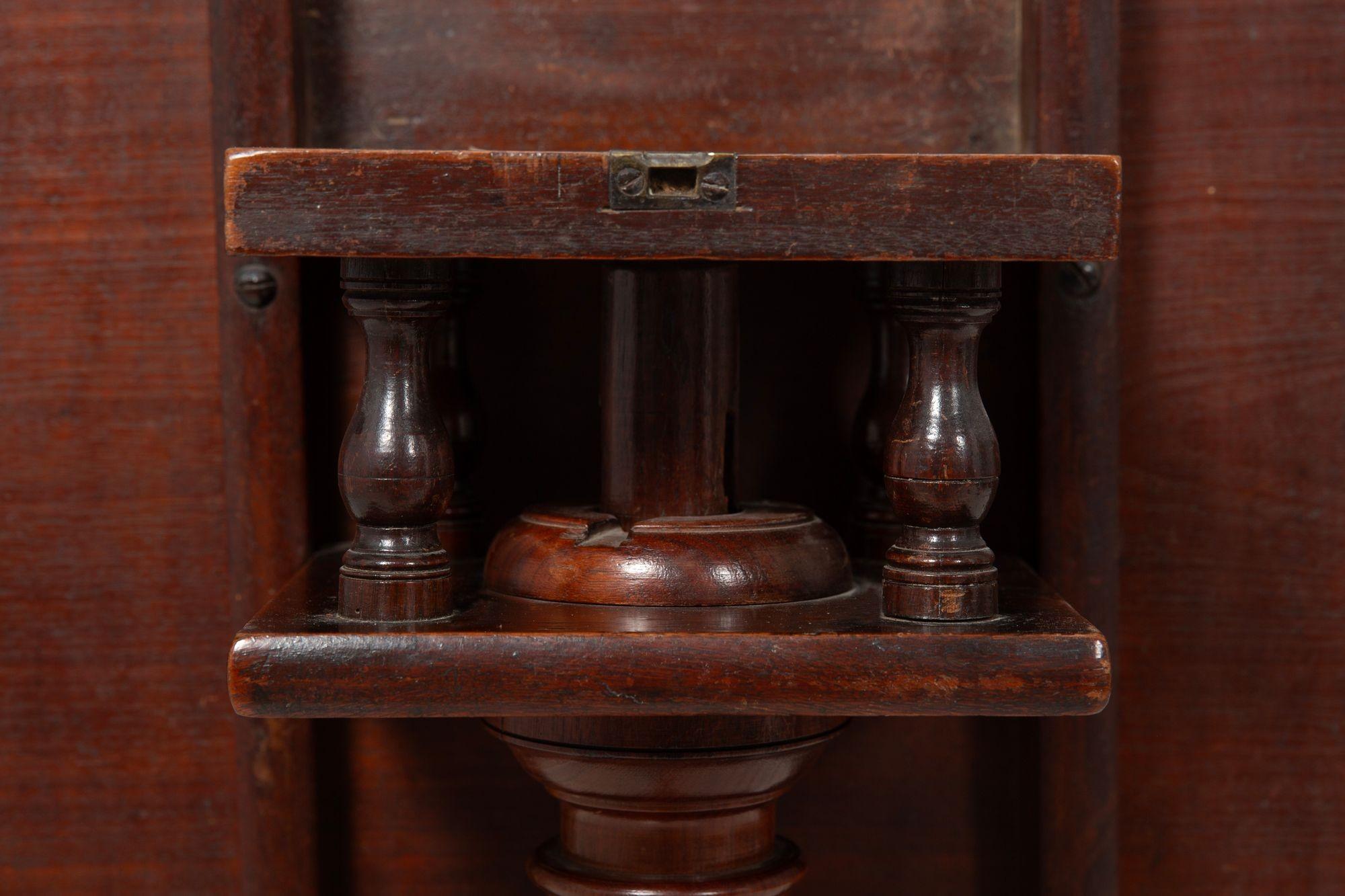 American Chippendale Carved Tilt-Top Ball and Claw Tea Table ca. 1770 en vente 6