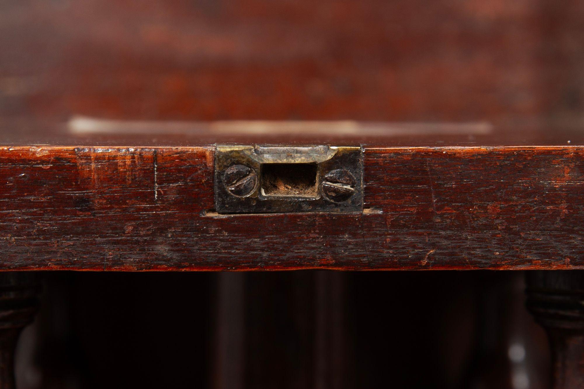 American Chippendale Carved Tilt-Top Ball and Claw Tea Table ca. 1770 en vente 7