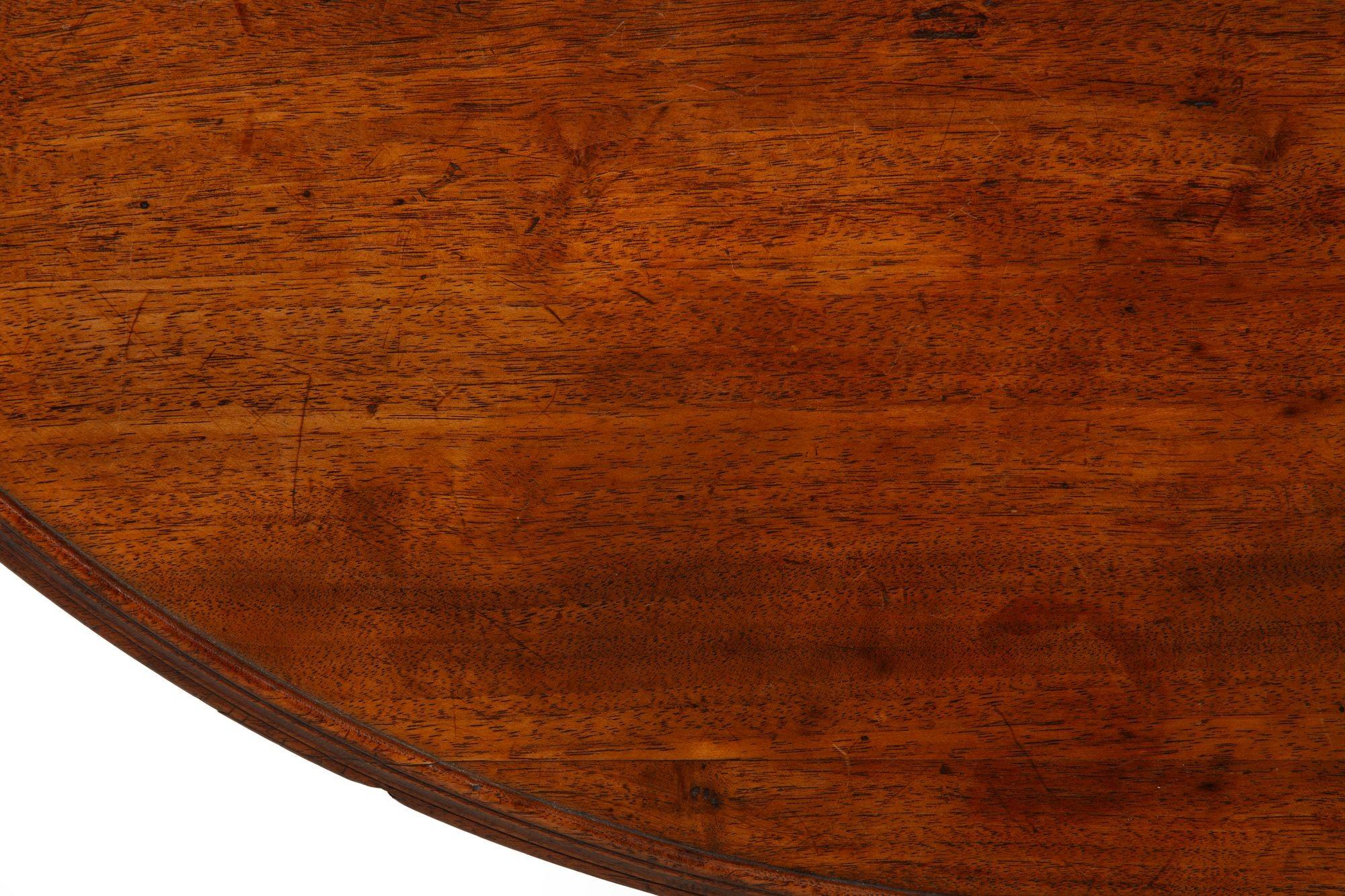 American Chippendale Carved Tilt-Top Ball and Claw Tea Table ca. 1770 en vente 8