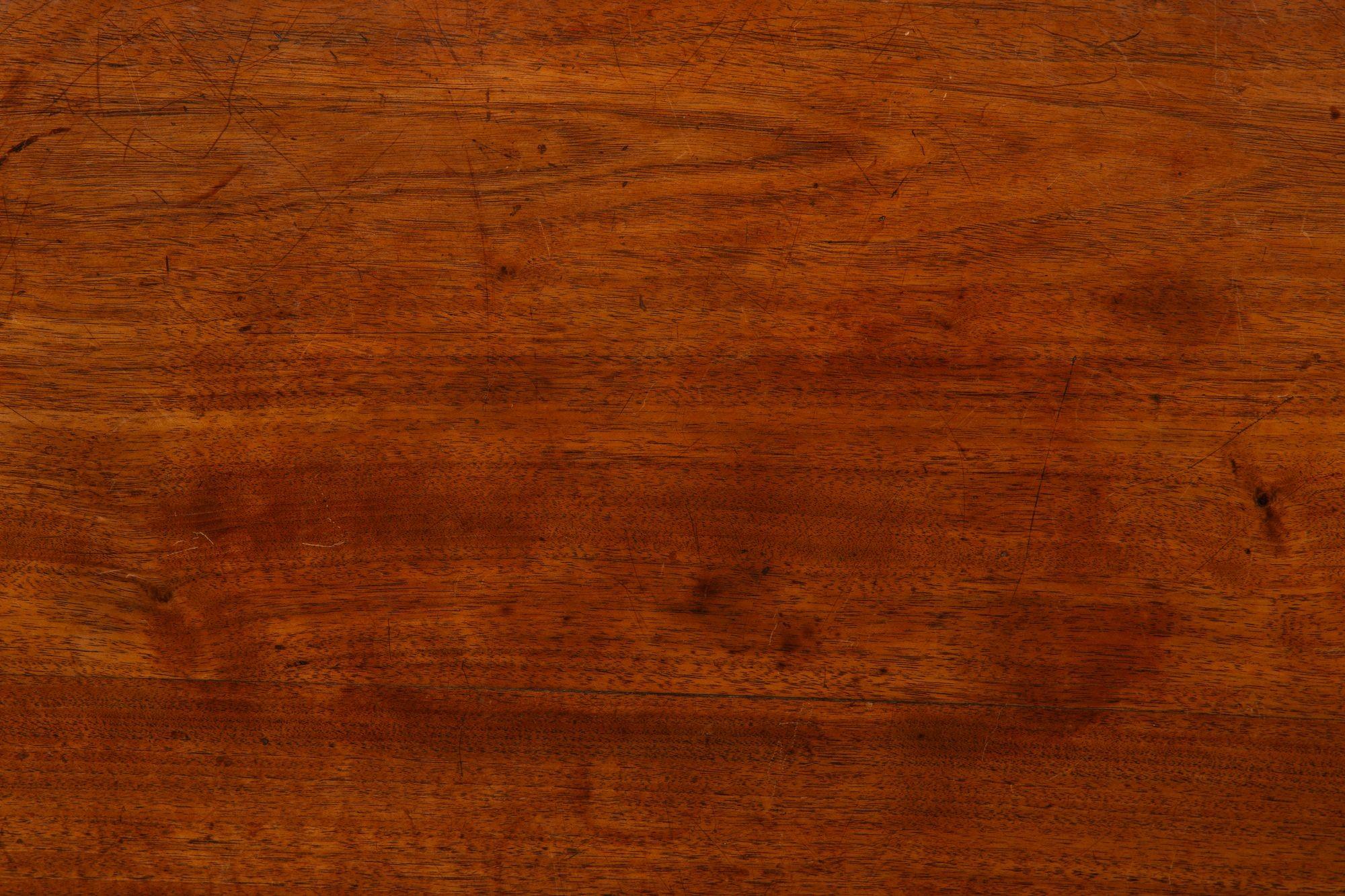 American Chippendale Carved Tilt-Top Ball and Claw Tea Table ca. 1770 en vente 9