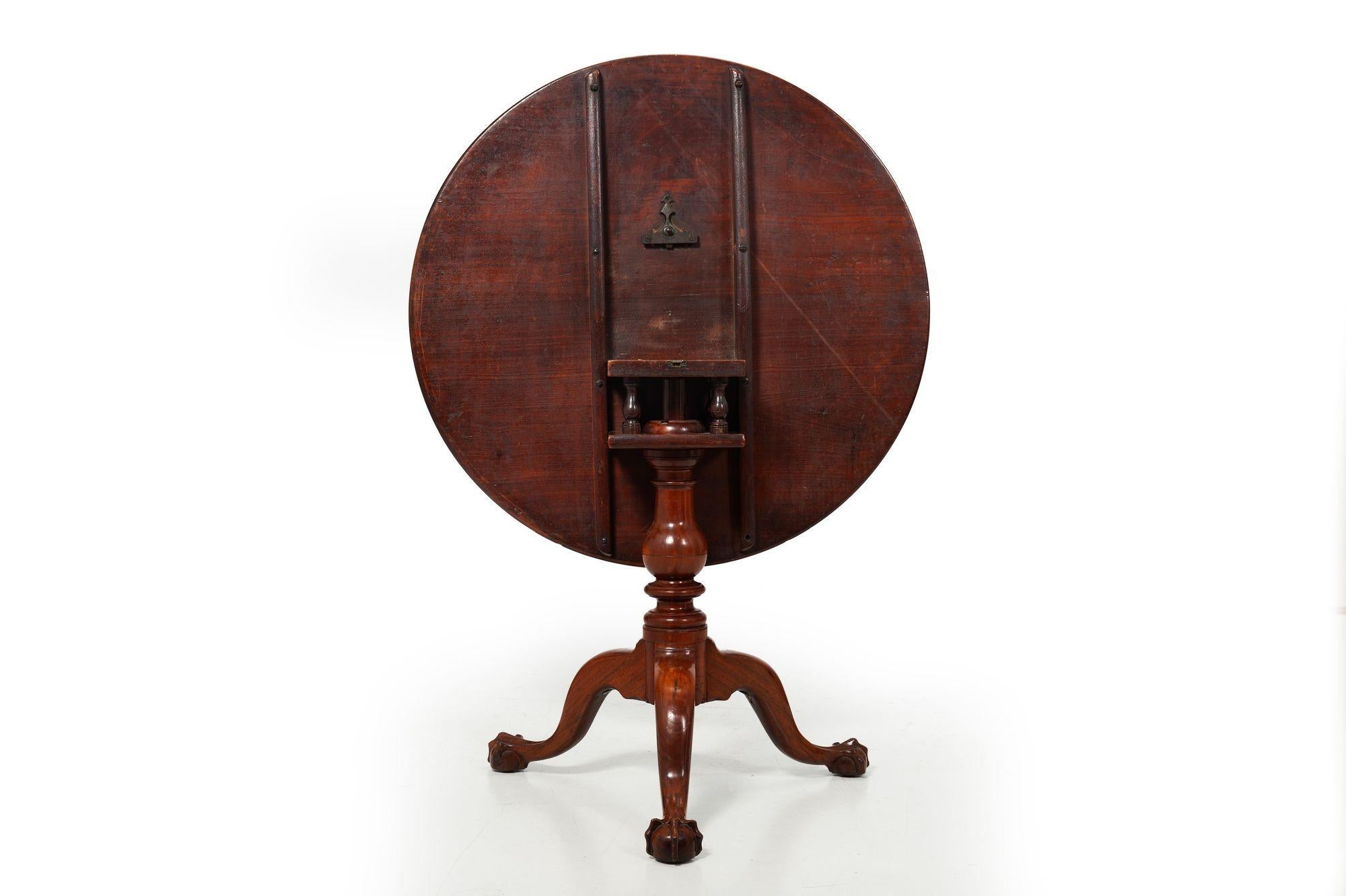 Sculpté American Chippendale Carved Tilt-Top Ball and Claw Tea Table ca. 1770 en vente