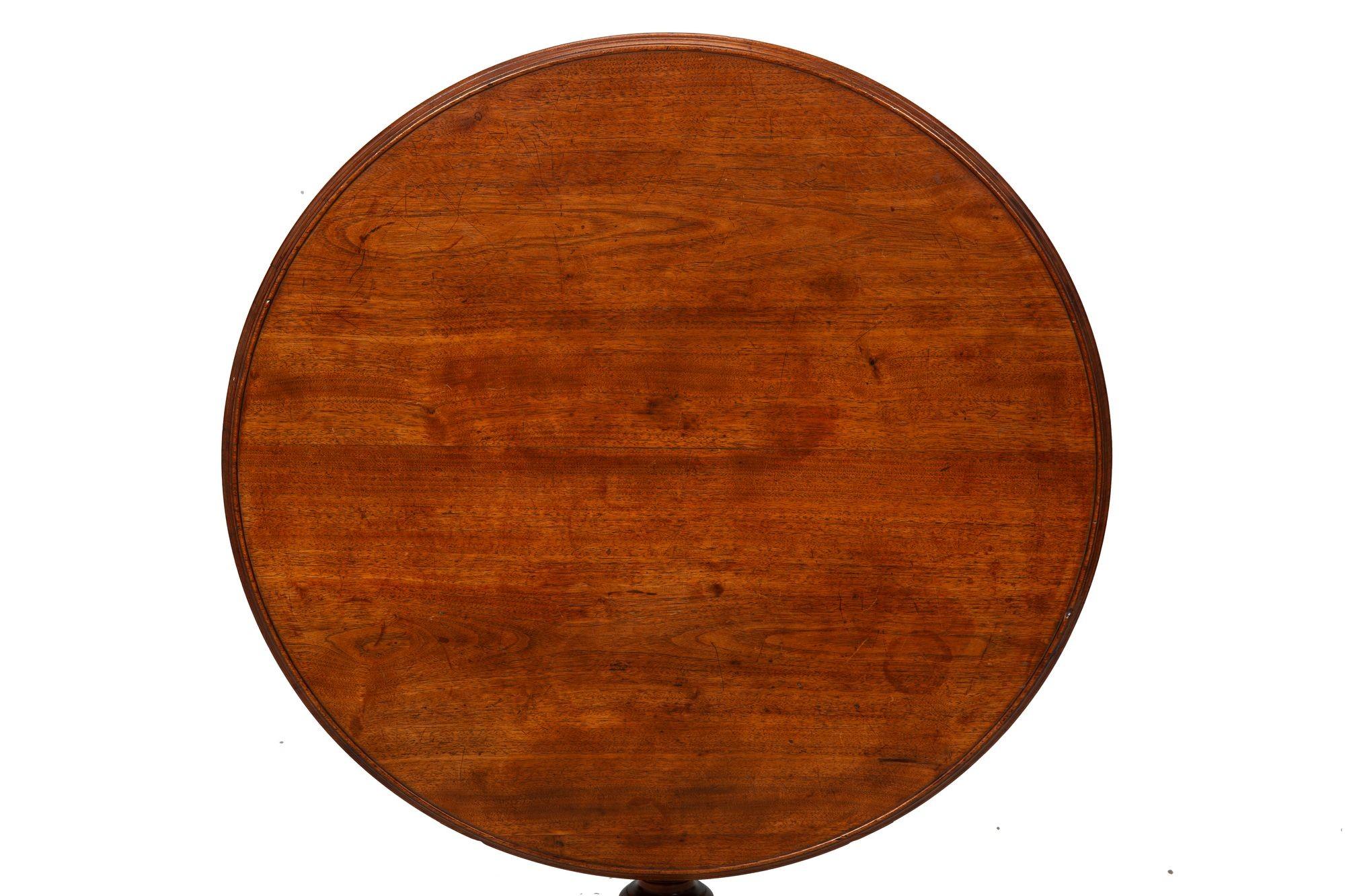 American Chippendale Carved Tilt-Top Ball and Claw Tea Table ca. 1770 Bon état - En vente à Shippensburg, PA