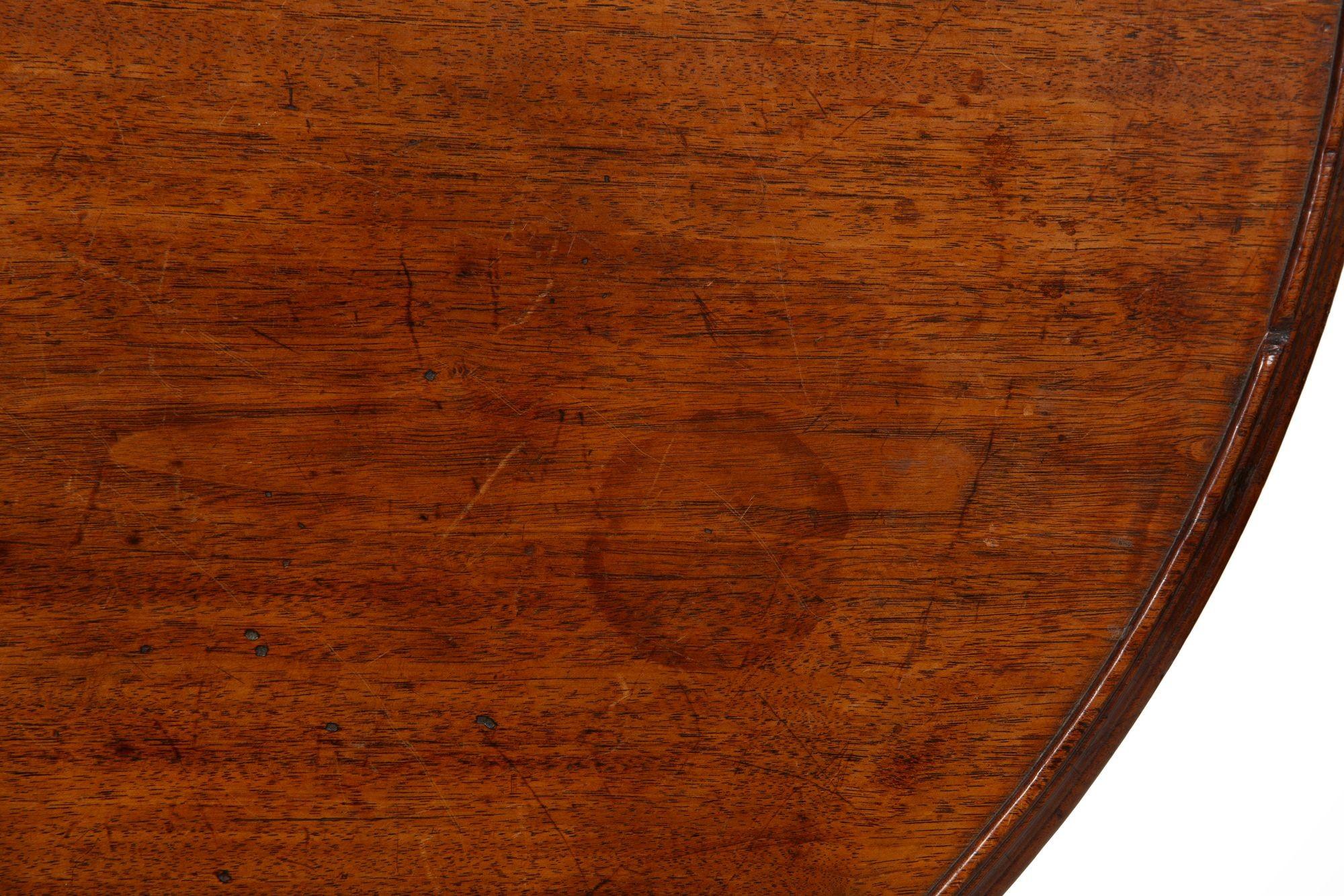 XVIIIe siècle et antérieur American Chippendale Carved Tilt-Top Ball and Claw Tea Table ca. 1770 en vente