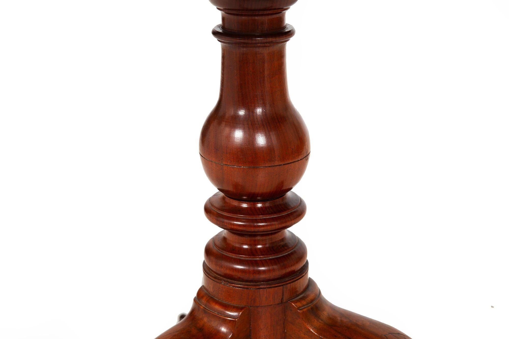 Fer American Chippendale Carved Tilt-Top Ball and Claw Tea Table ca. 1770 en vente