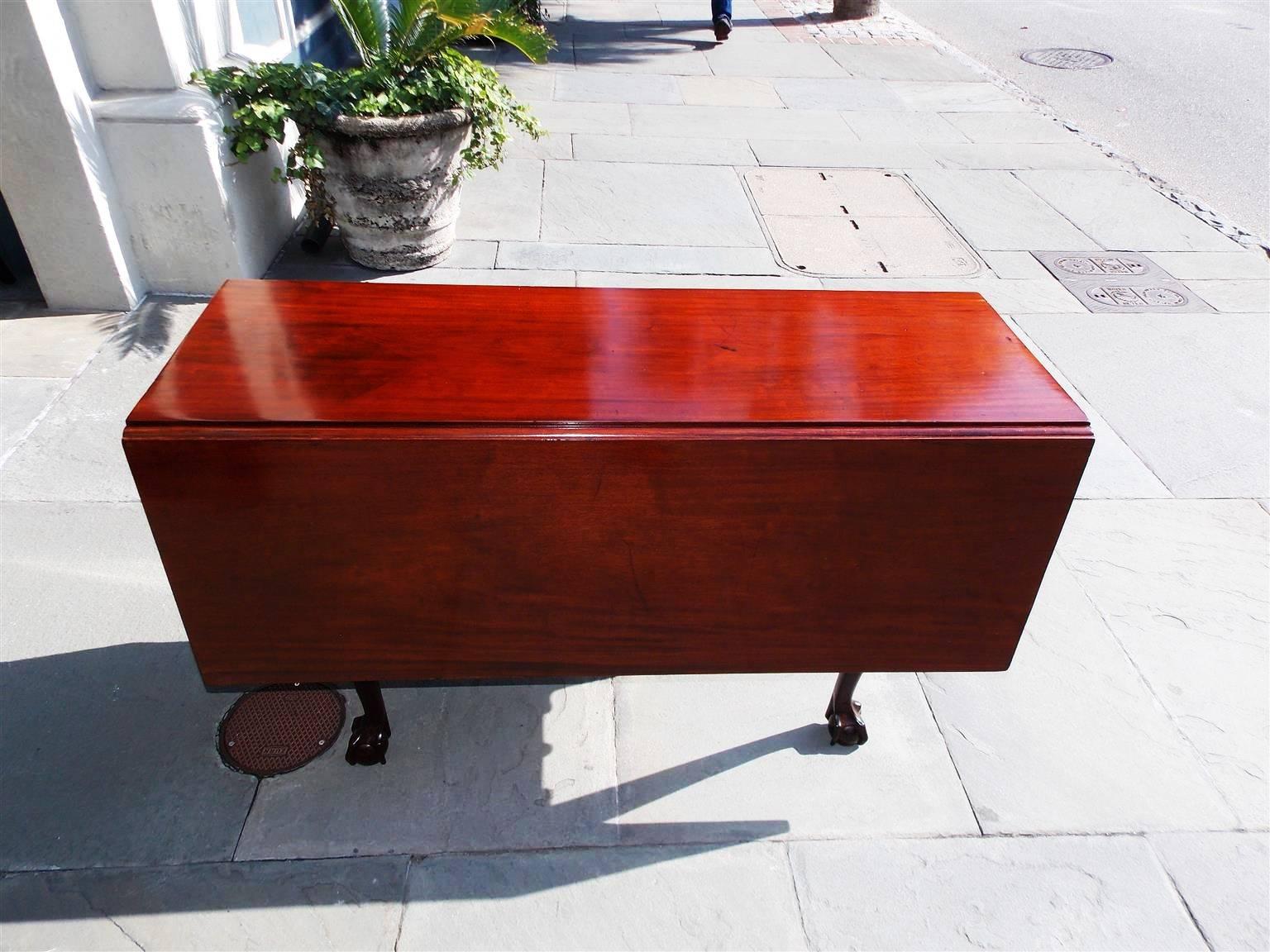 Hand-Carved American Chippendale Cuban Mahogany Claw and Ball Drop-Leaf Table, Circa 1770 For Sale