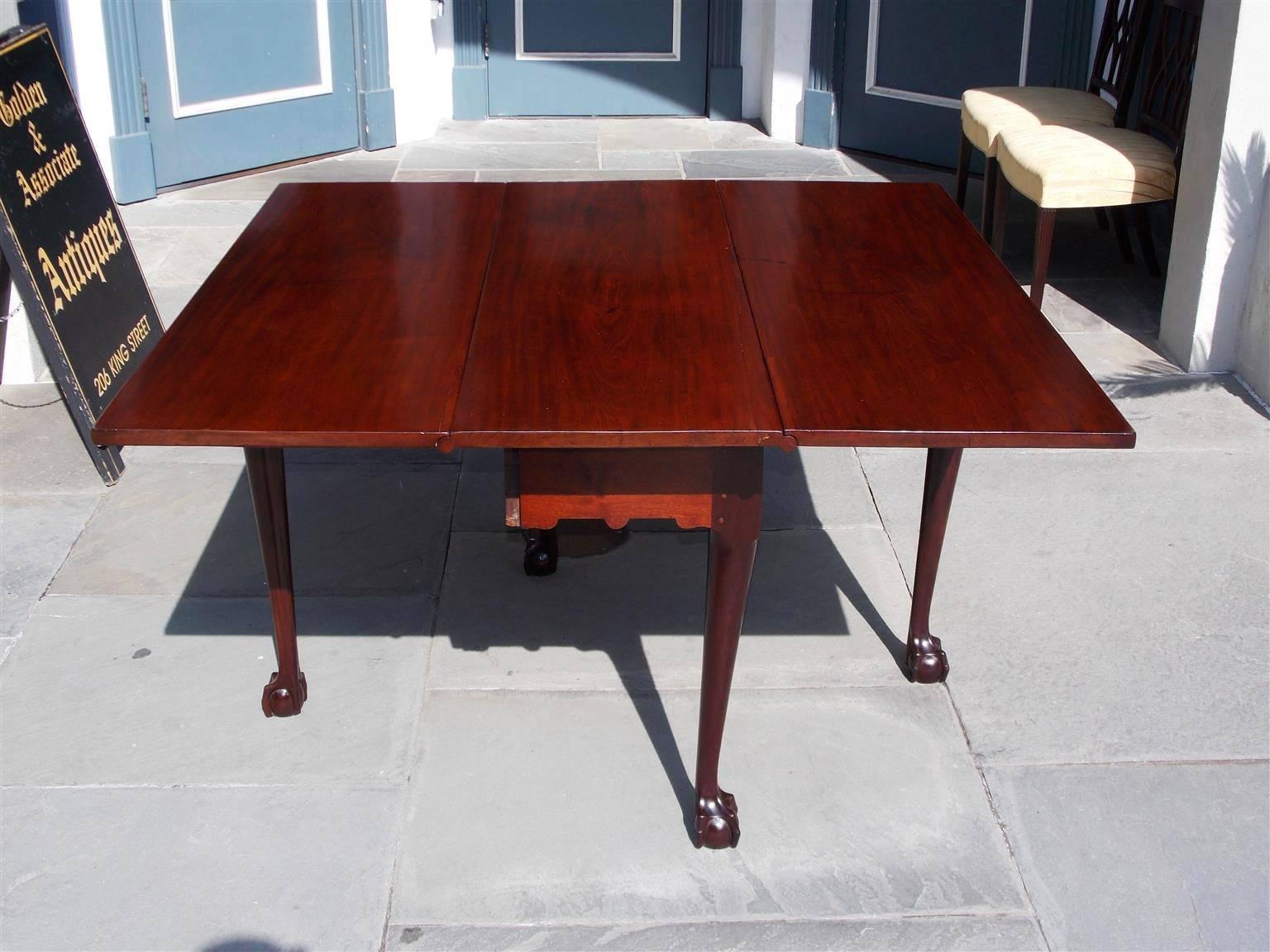 American Chippendale Cuban Mahogany Claw and Ball Drop-Leaf Table, Circa 1770 In Excellent Condition For Sale In Hollywood, SC