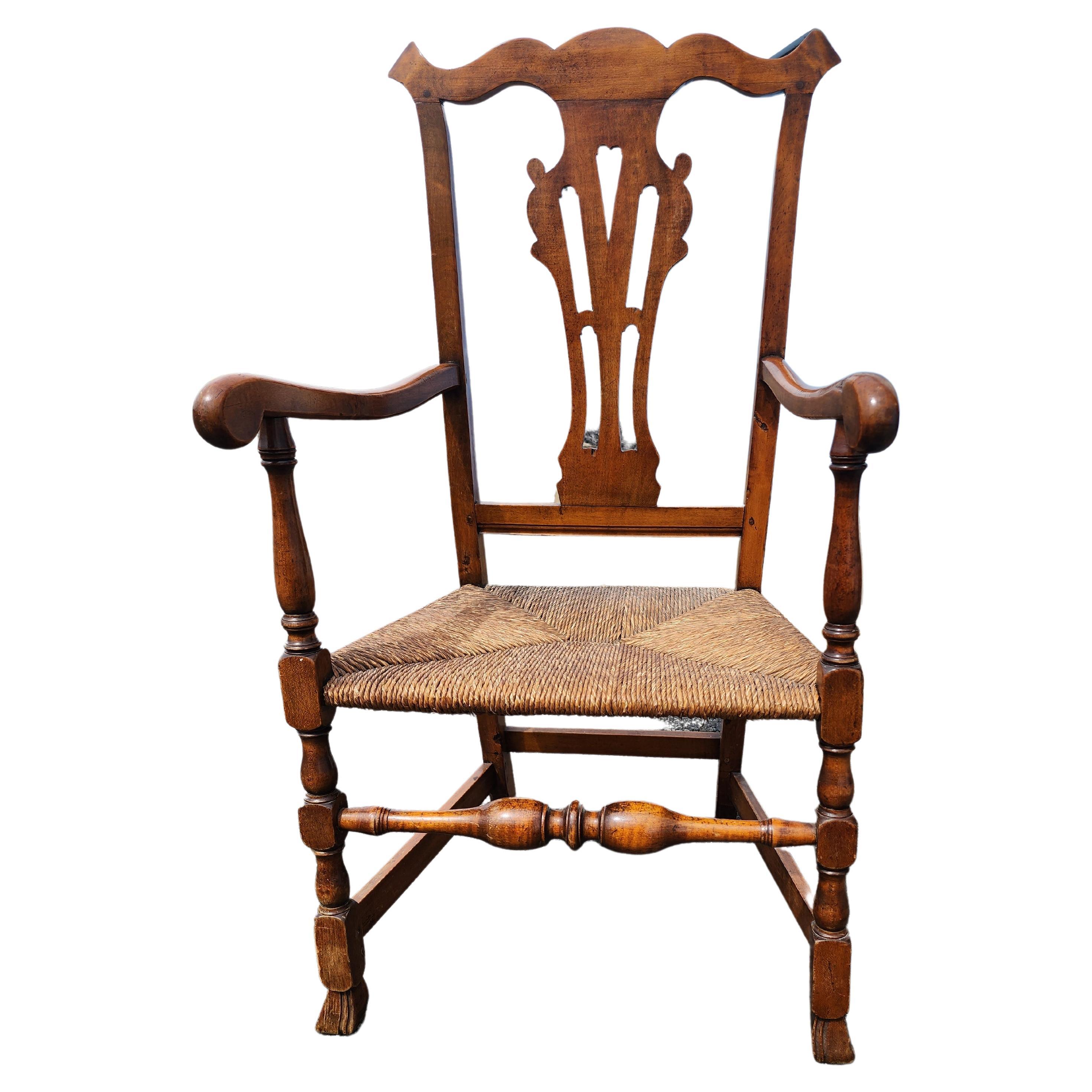 Grande chaise Chippendale à crête en forme d'arc de Cupidon. Cet imposant fauteuil Chippendale est fabriqué en érable et en érable figuré. Le profil du cimier et son motif ajouré suggèrent une origine Rhode Island ou Connecticut, tout comme