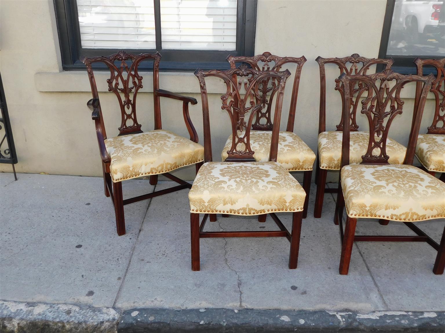 Hand-Carved American Chippendale Mahogany Acanthus Foliage Dining Room Chairs, Circa 1790 For Sale
