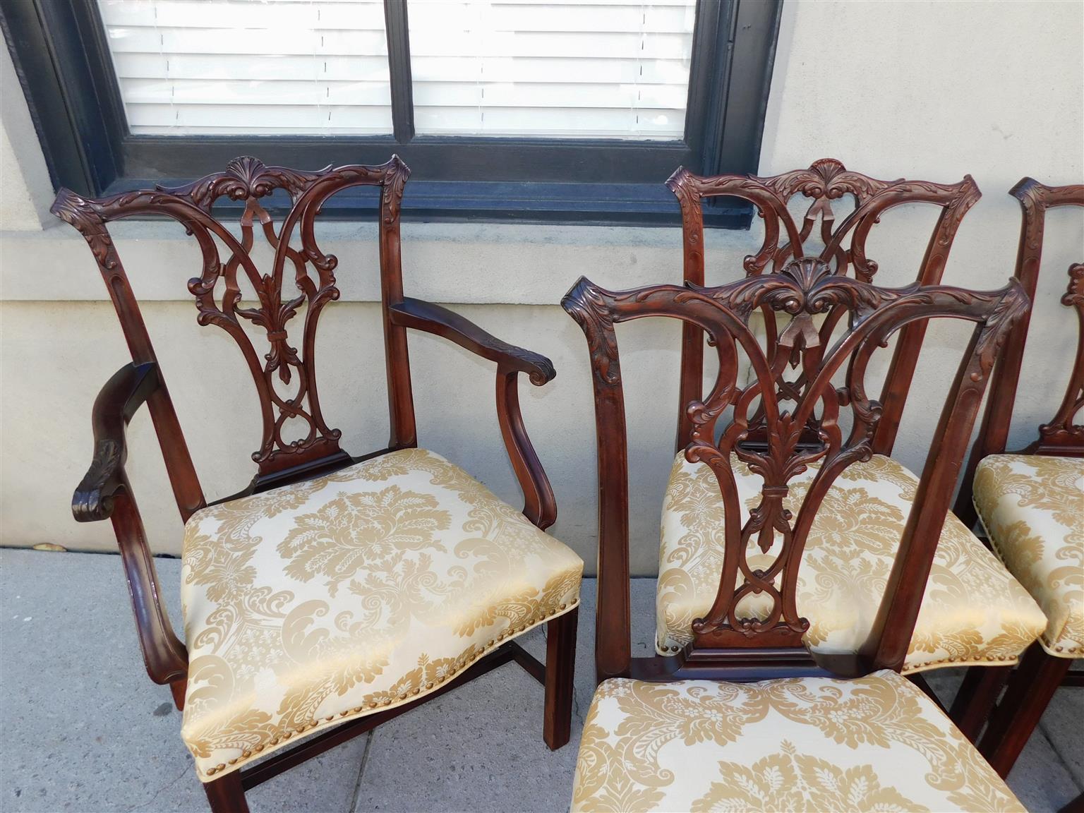 Late 18th Century American Chippendale Mahogany Acanthus Foliage Dining Room Chairs, Circa 1790 For Sale