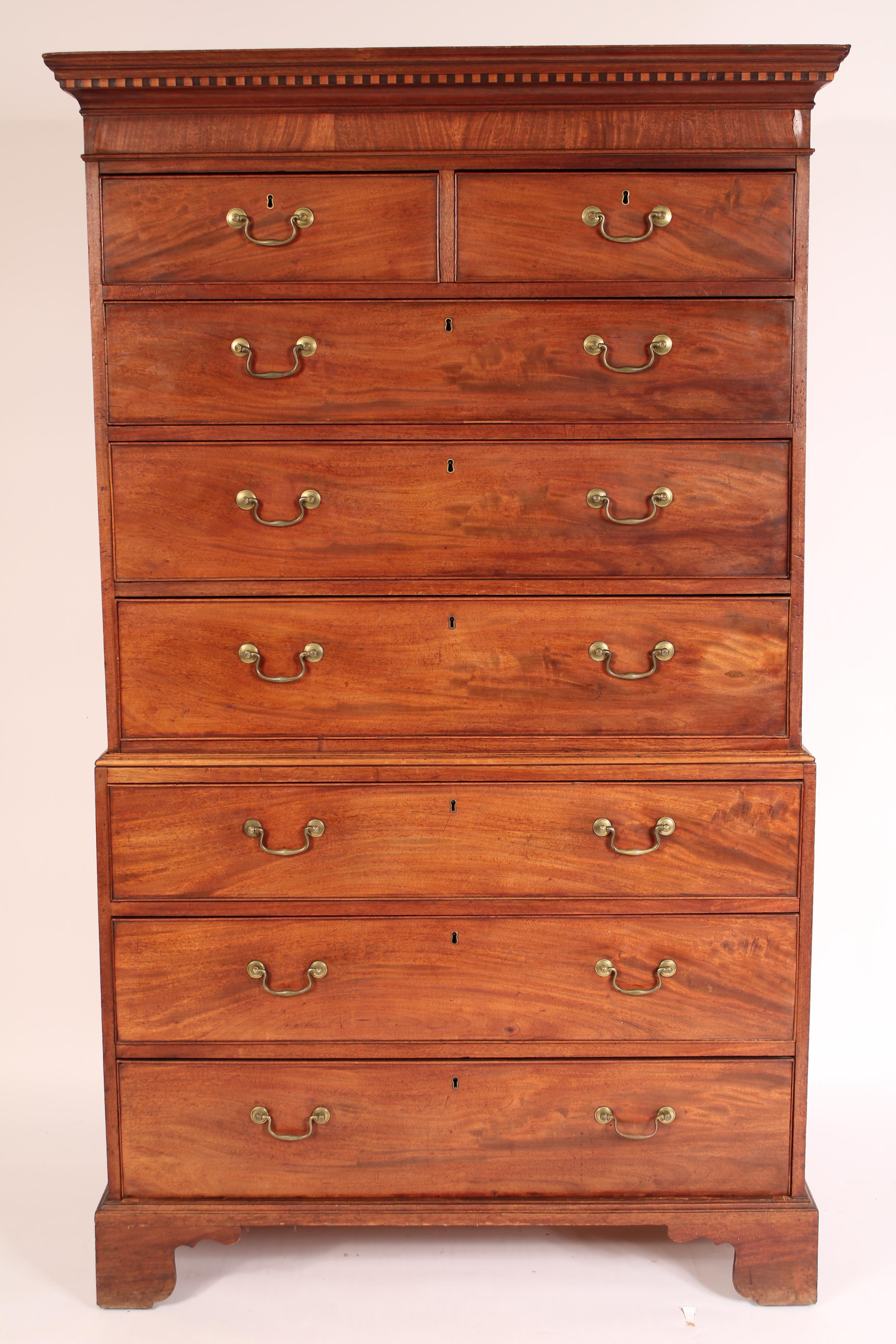 Amerikanische Chippendale-Mahagonitruhe, um 1800. Das Giebelfeld  mit Dentaleinlage, darunter zwei obere Schubladen und 3 untere Schubladen, alle mit Hahnenkammleiste, der untere Teil mit 3 Schubladen mit Hahnenkammleiste, Ober- und Unterseiten aus