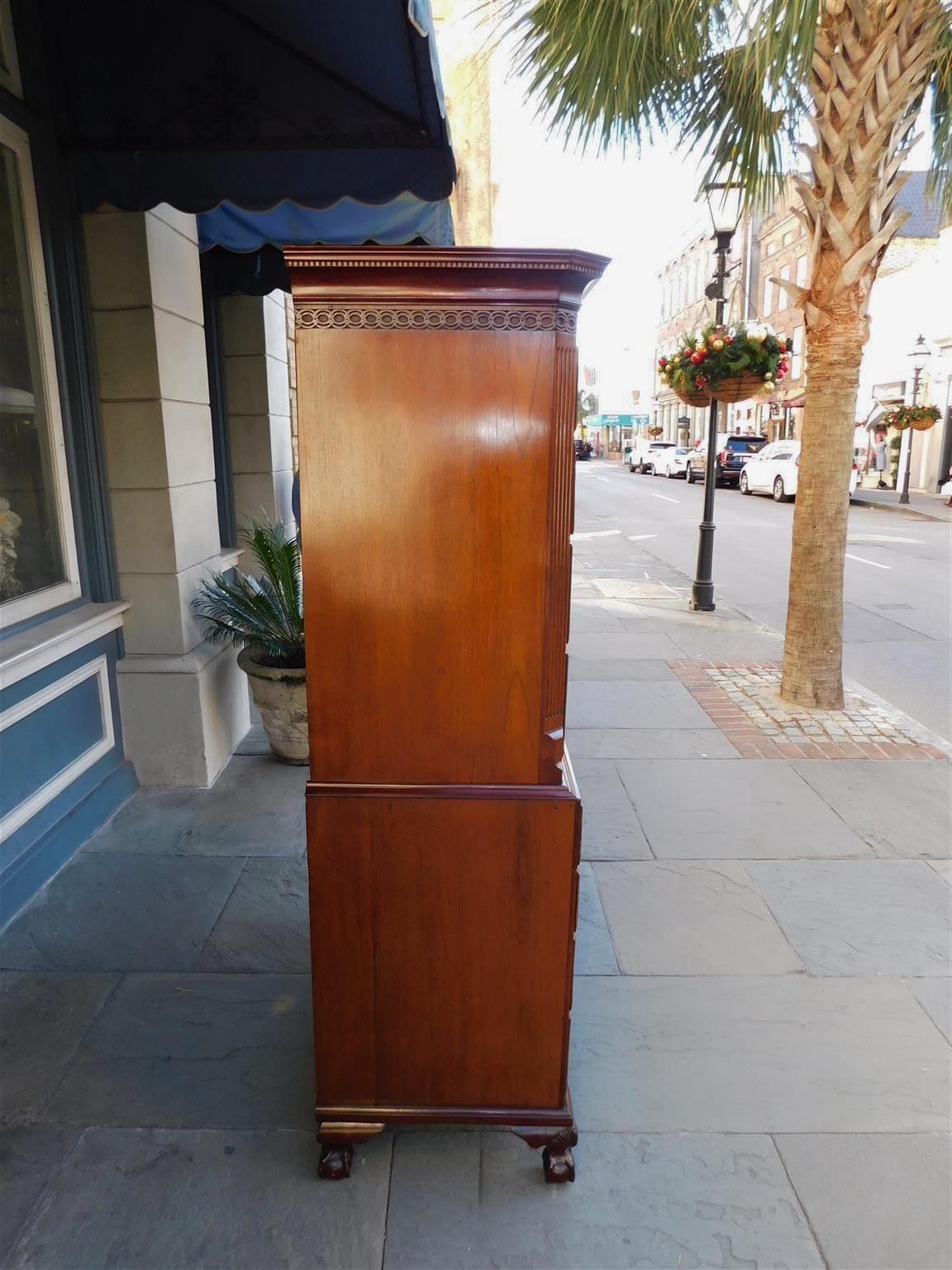 Laiton Commode en acajou de style Chippendale américain avec Orig. Pieds à griffes et à billes NY 1770 en vente