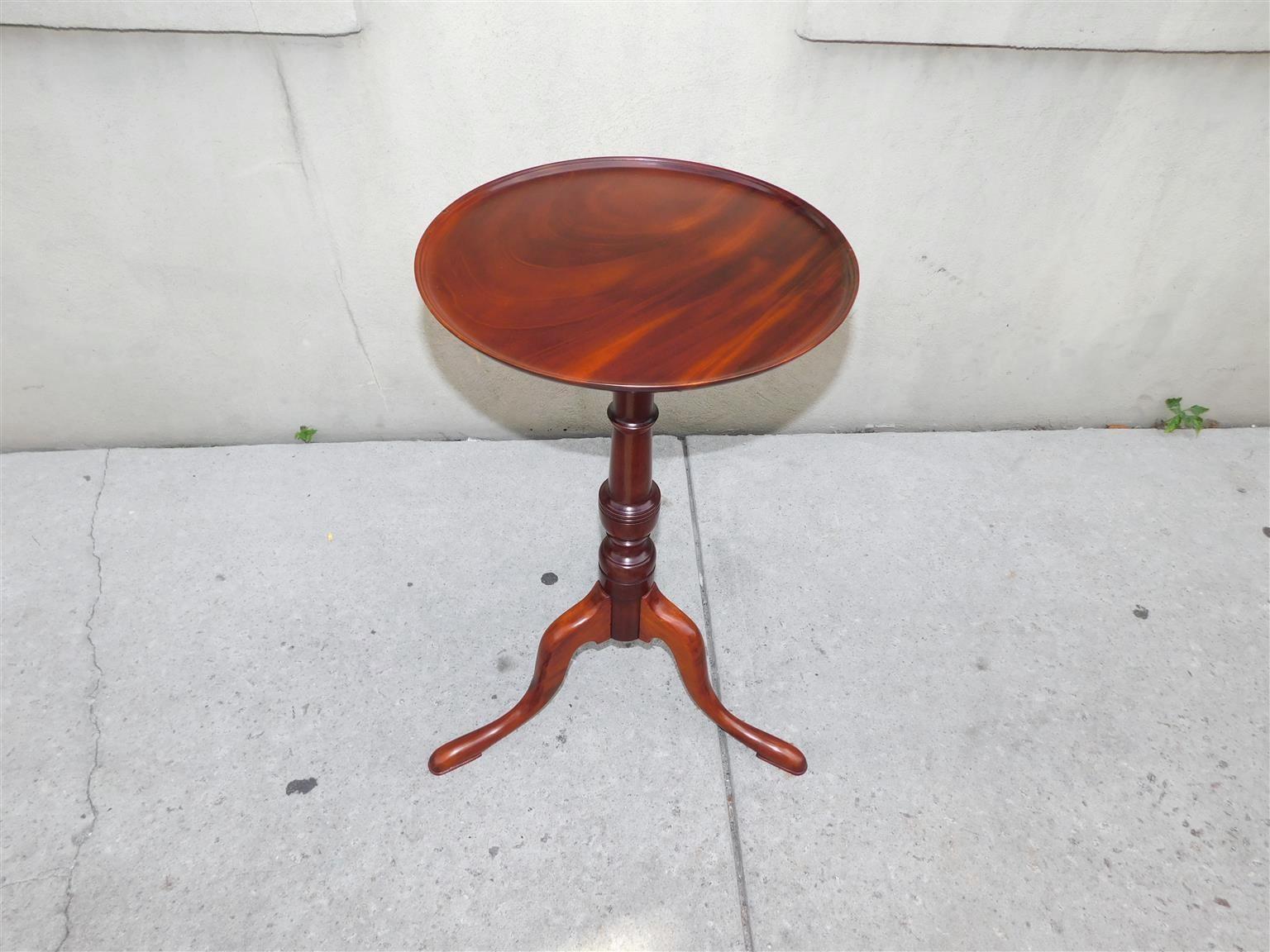 Soporte de tetera de caoba Chippendale americano con tapa de plato, apoyado en un pedestal central de anillo de urna, y descansando sobre las patas originales de curvatura de trípode con pies de zapatilla, Finales del siglo XVIII
El soporte de la