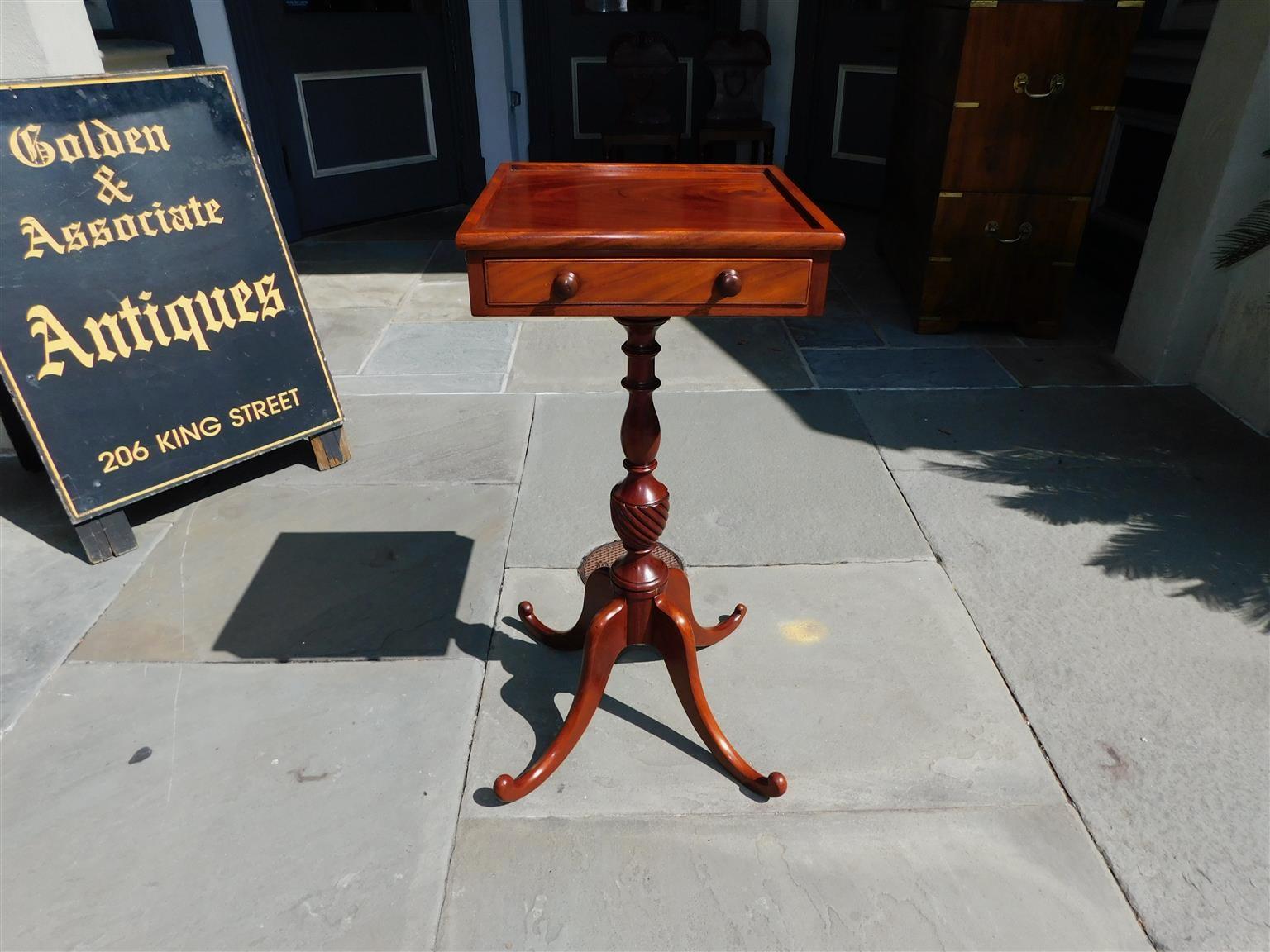 Table d'appoint américaine Chippendale en acajou à un tiroir avec un plateau à bord mouluré sculpté, des boutons en bois d'origine, trois faux tiroirs soutenus par un piédestal en forme d'urne à bulbe tourné en spirale, et reposant sur des pieds