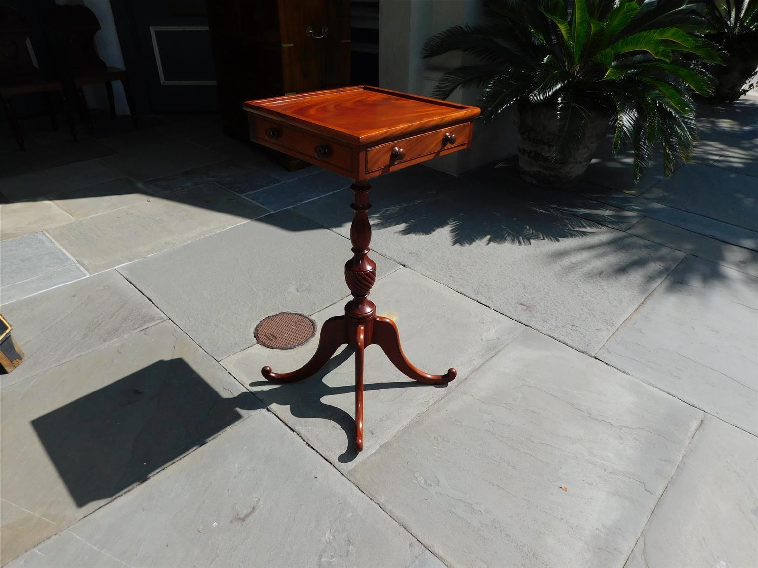 Américain Table d'appoint Chippendale américaine en acajou à un tiroir avec pieds évasés. C. 1780 en vente