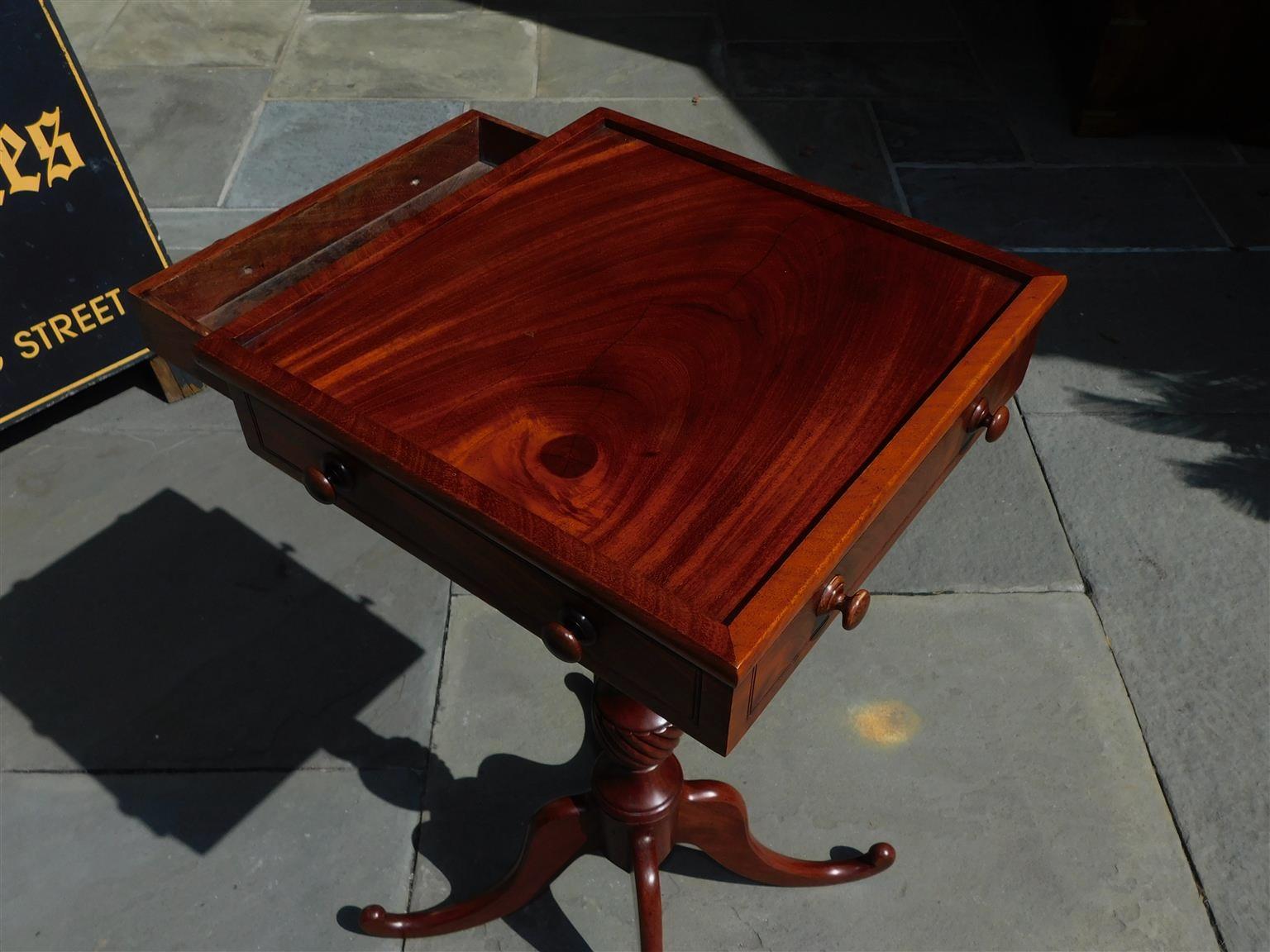 Table d'appoint Chippendale américaine en acajou à un tiroir avec pieds évasés. C. 1780 Excellent état - En vente à Hollywood, SC