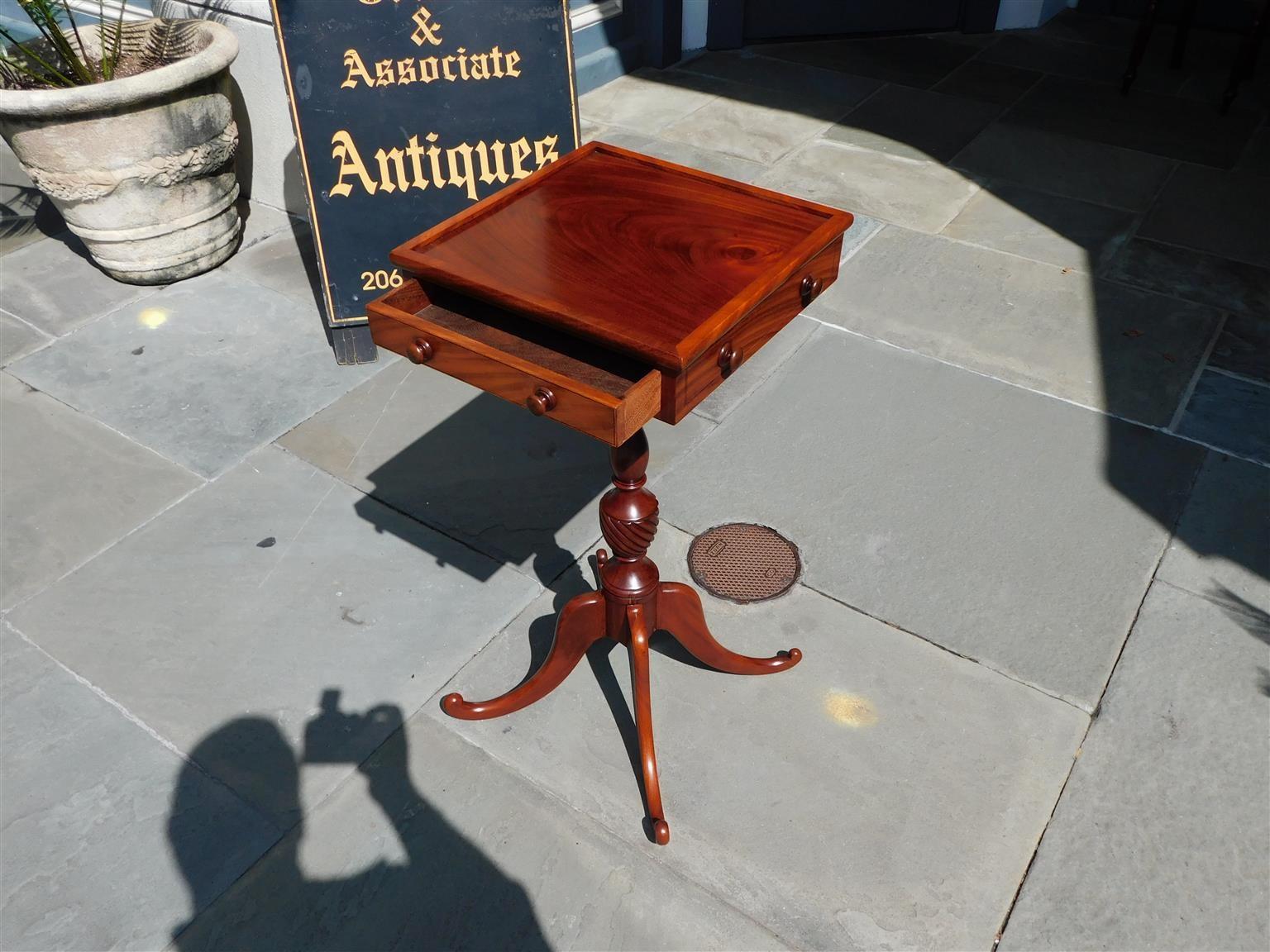 Fin du XVIIIe siècle Table d'appoint Chippendale américaine en acajou à un tiroir avec pieds évasés. C. 1780 en vente