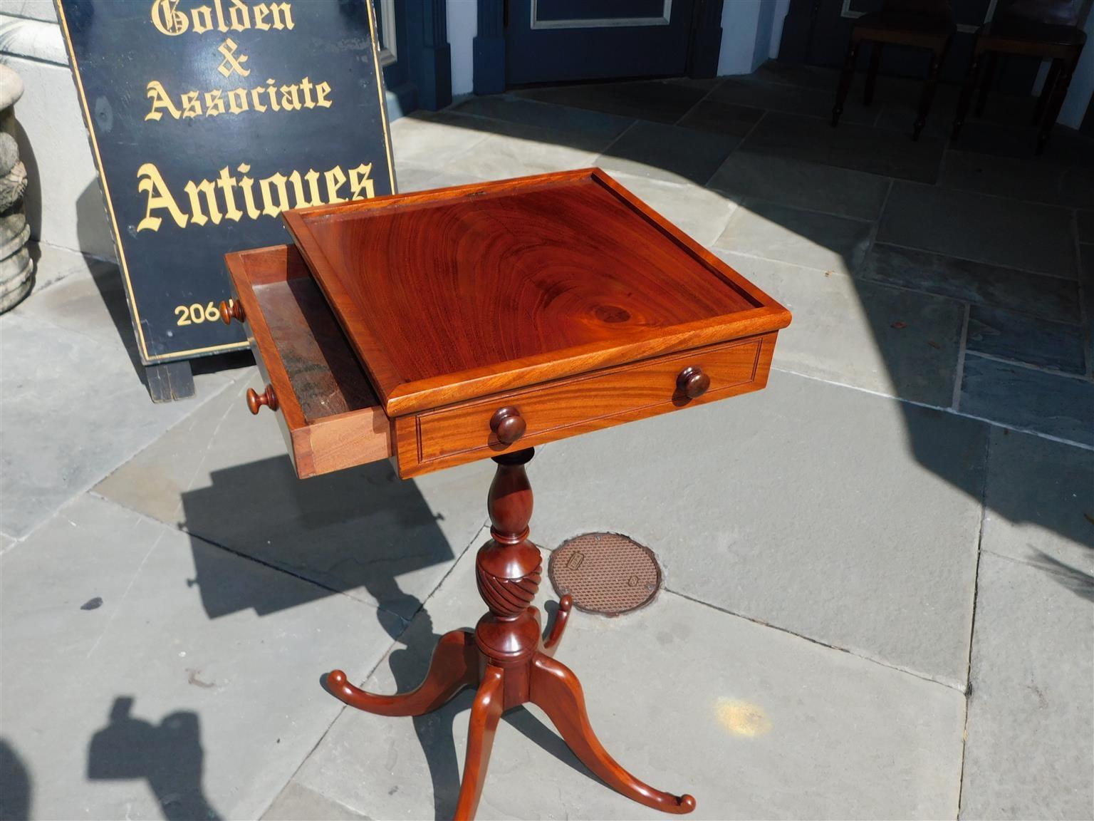 Fer forgé Table d'appoint Chippendale américaine en acajou à un tiroir avec pieds évasés. C. 1780 en vente