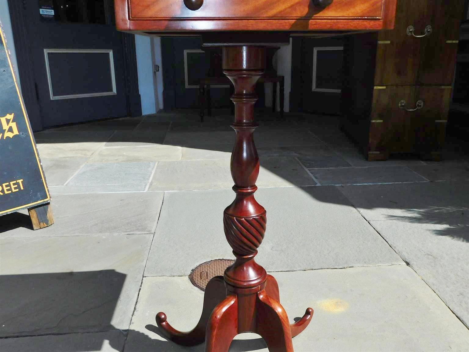 Table d'appoint Chippendale américaine en acajou à un tiroir avec pieds évasés. C. 1780 en vente 1