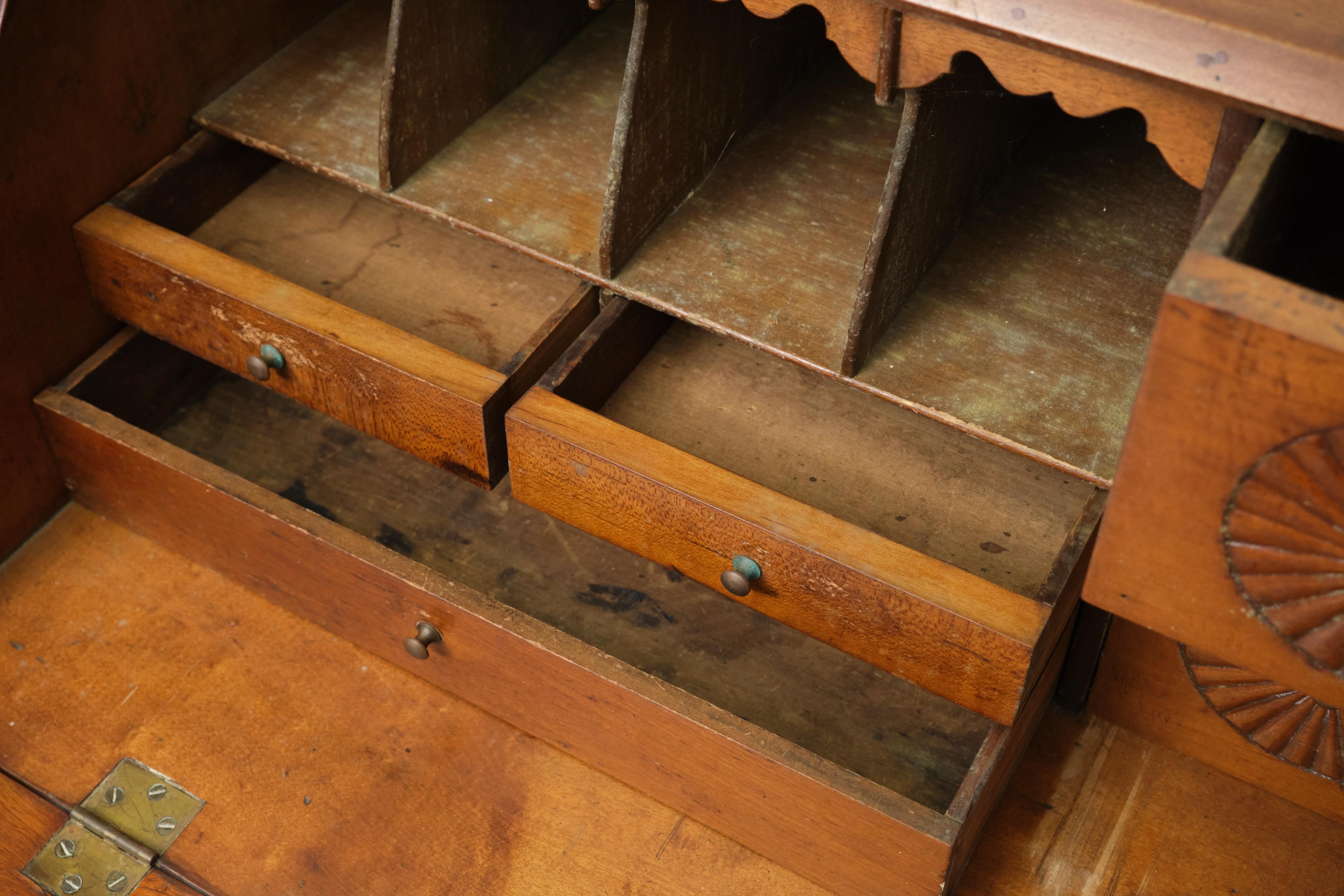 Amerikanischer Chippendale-Schreibtisch aus Ahorn mit schräger Front, spätes 18. oder frühes 19. im Angebot 5
