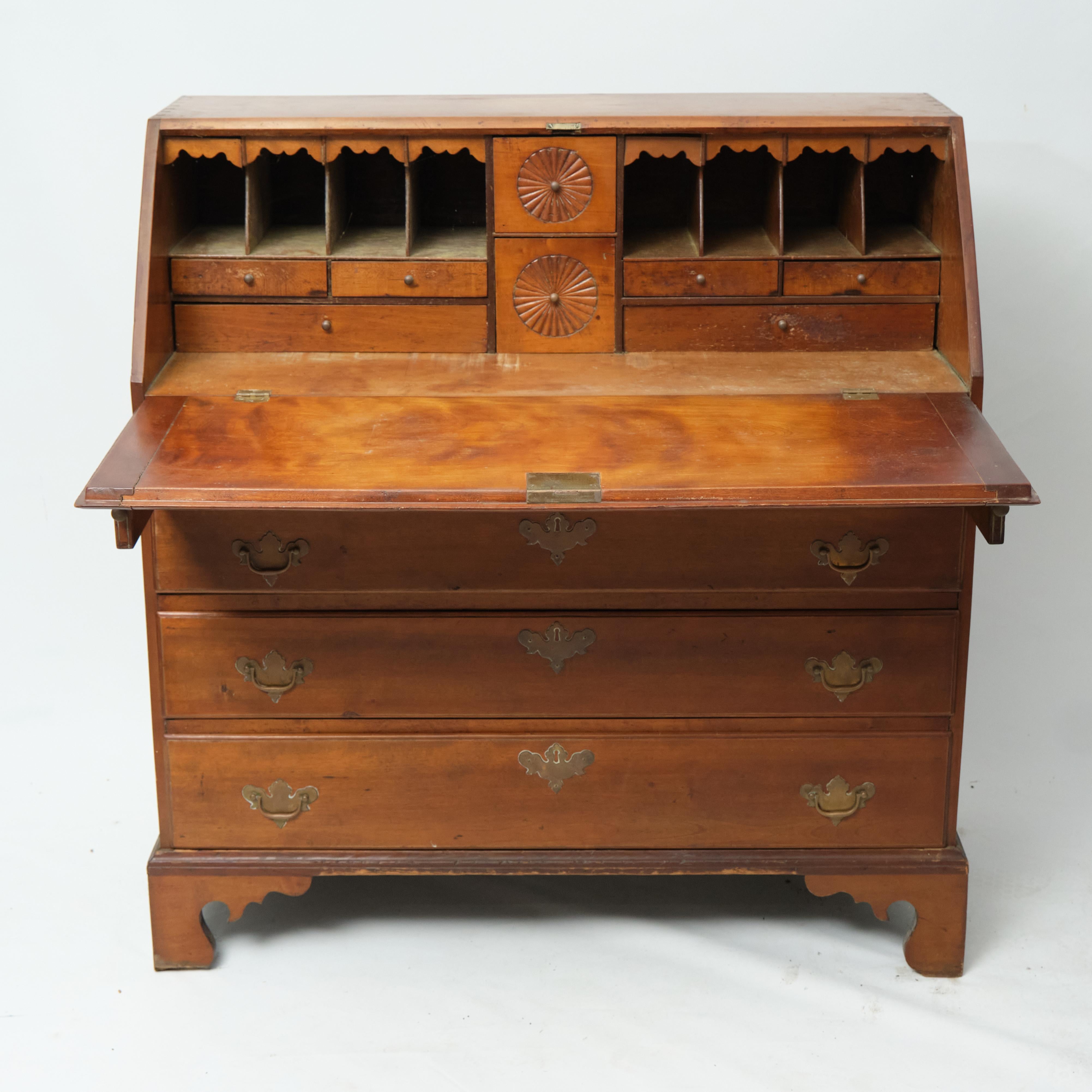 Amerikanischer Chippendale-Schreibtisch aus Ahorn mit schräger Front, spätes 18. oder frühes 19. (19. Jahrhundert) im Angebot