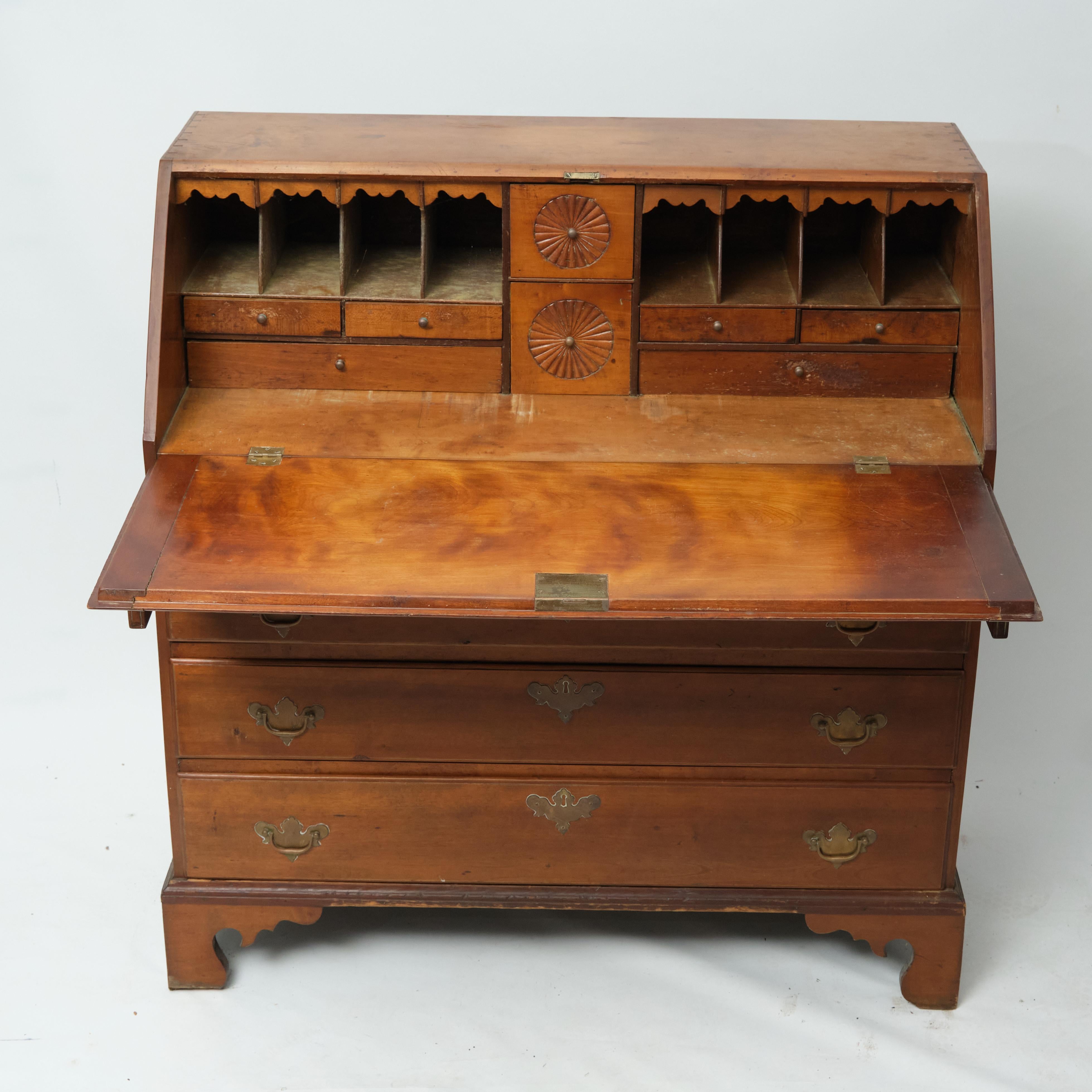 Amerikanischer Chippendale-Schreibtisch aus Ahorn mit schräger Front, spätes 18. oder frühes 19. (Ahornholz) im Angebot