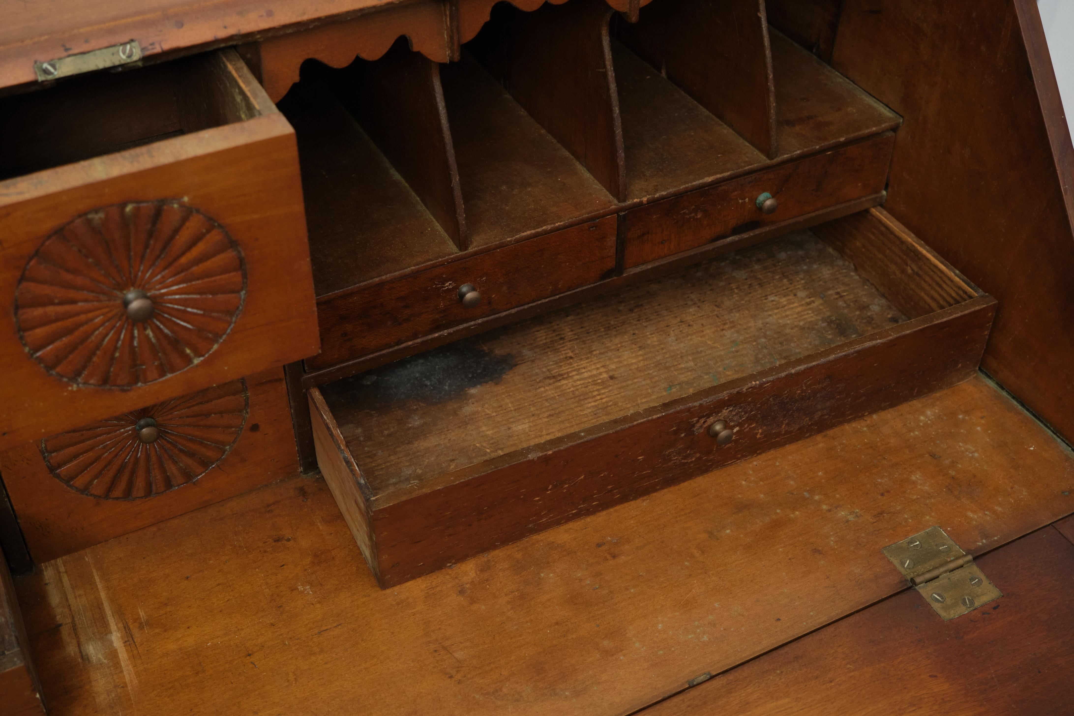 Amerikanischer Chippendale-Schreibtisch aus Ahorn mit schräger Front, spätes 18. oder frühes 19. im Angebot 2