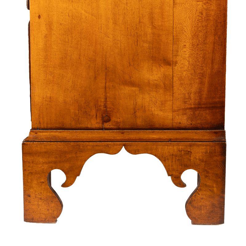 Amerikanische amerikanische Chippendale-Ahorn-Kommode mit Tablettplatte und geteilter Schublade, 1770-80 (Messing) im Angebot