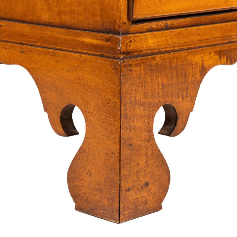 Ottone Cassettone Chippendale americano in acero con cassetto superiore diviso, 1770-80 in vendita