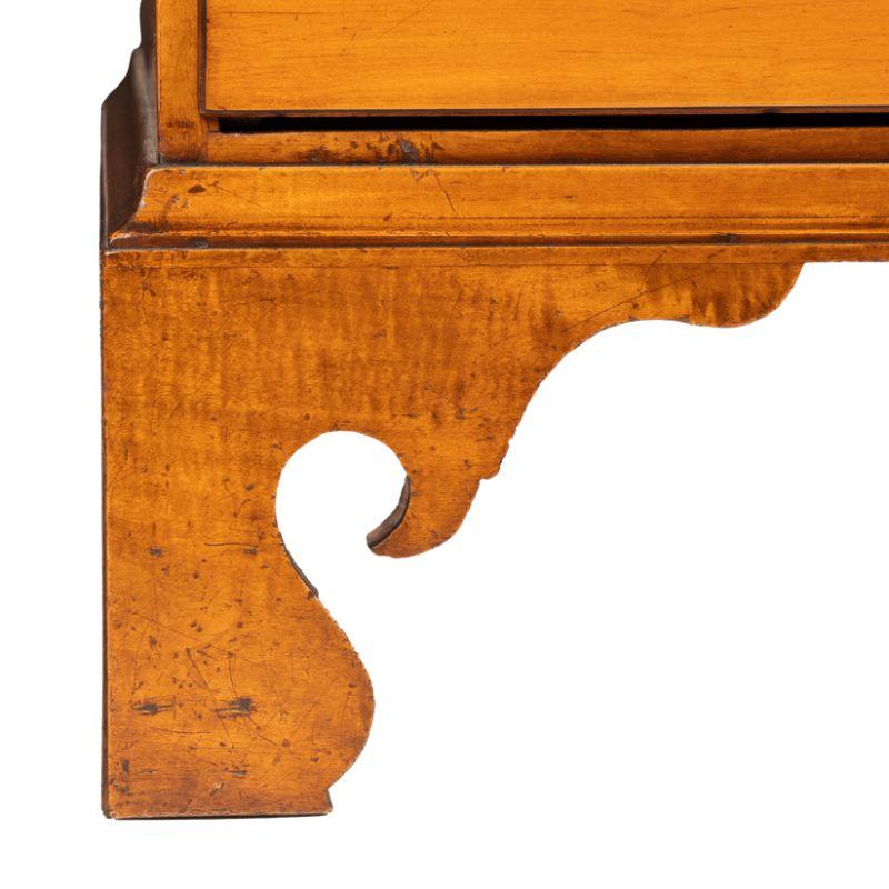 Cassettone Chippendale americano in acero con cassetto superiore diviso, 1770-80 in vendita 1