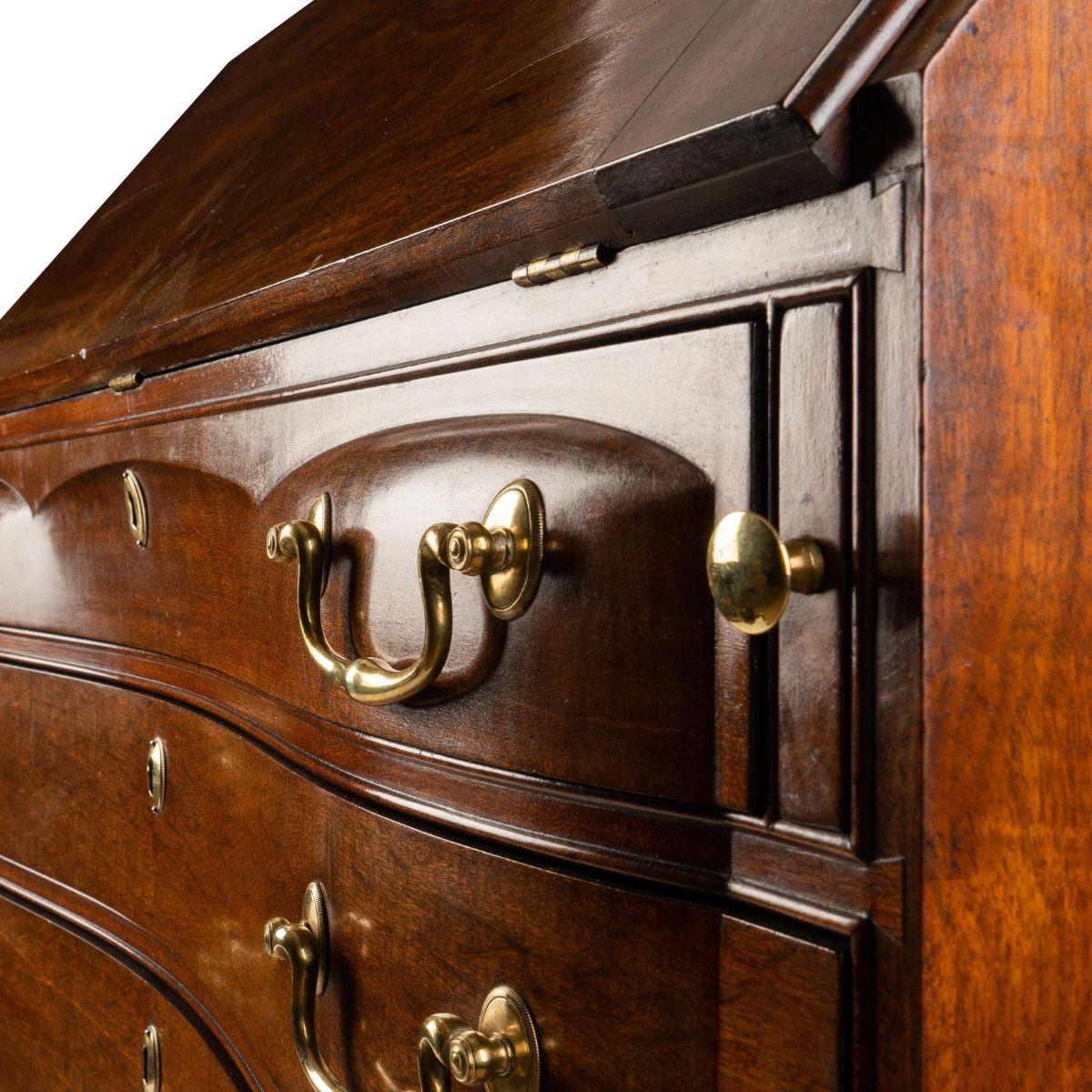 Amerikanischer Chippendale-Oxbow-Schrägfront-Schreibtisch, 1780 (Messing) im Angebot