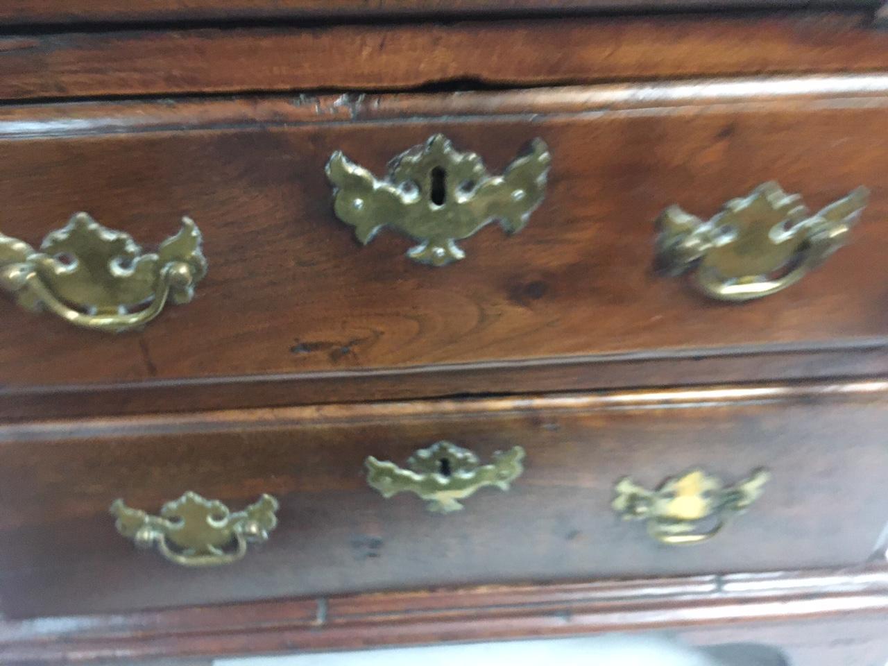 Rare bureau miniature Chippendale américain à façade inclinée avec ses baguettes d'origine c1780s en vente 4
