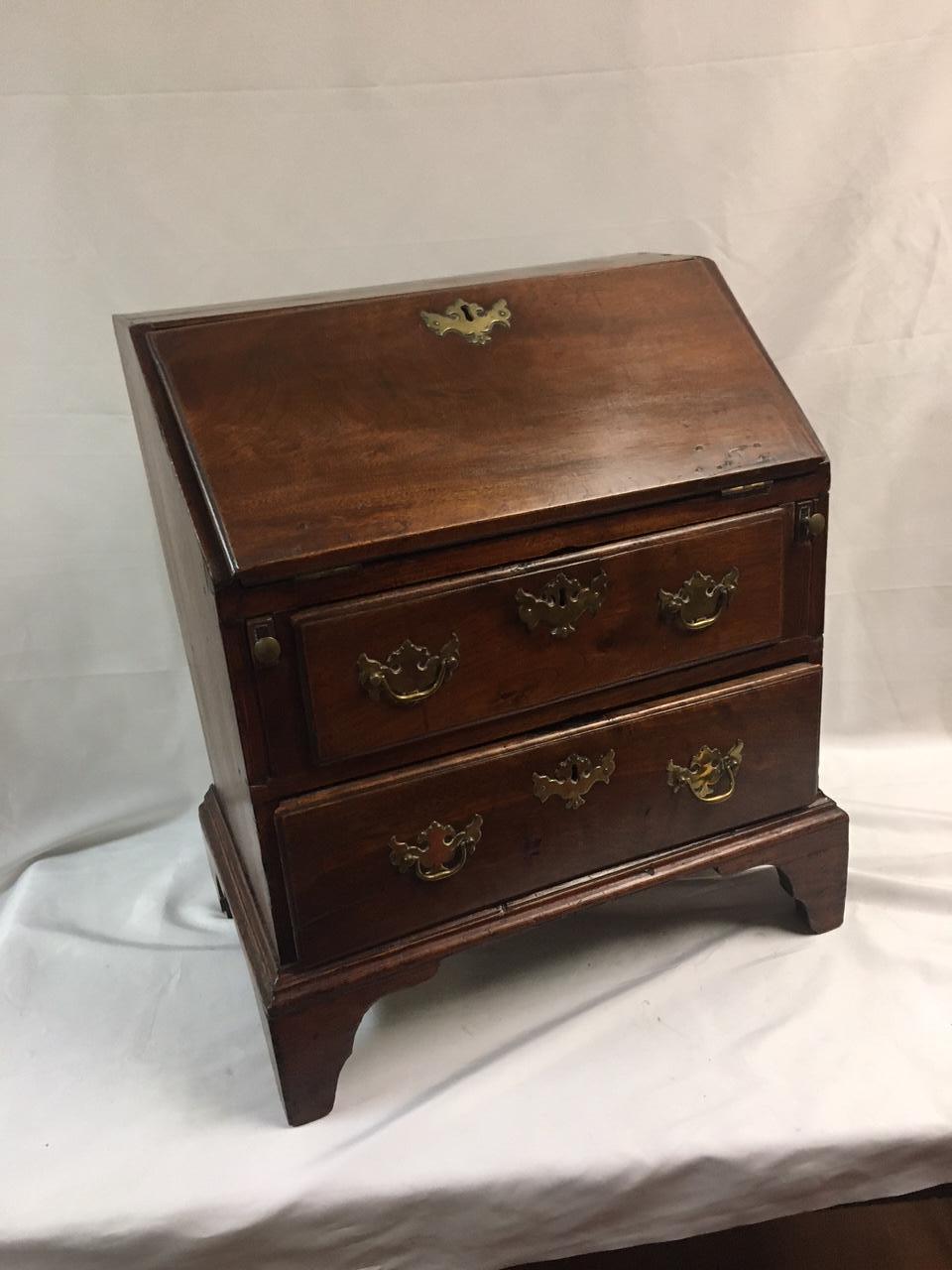 Rare bureau miniature Chippendale américain à façade inclinée avec ses baguettes d'origine c1780s en vente 6