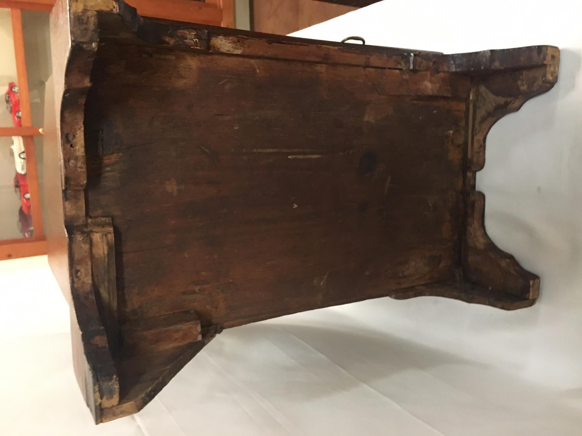 Rare bureau miniature Chippendale américain à façade inclinée avec ses baguettes d'origine c1780s en vente 7