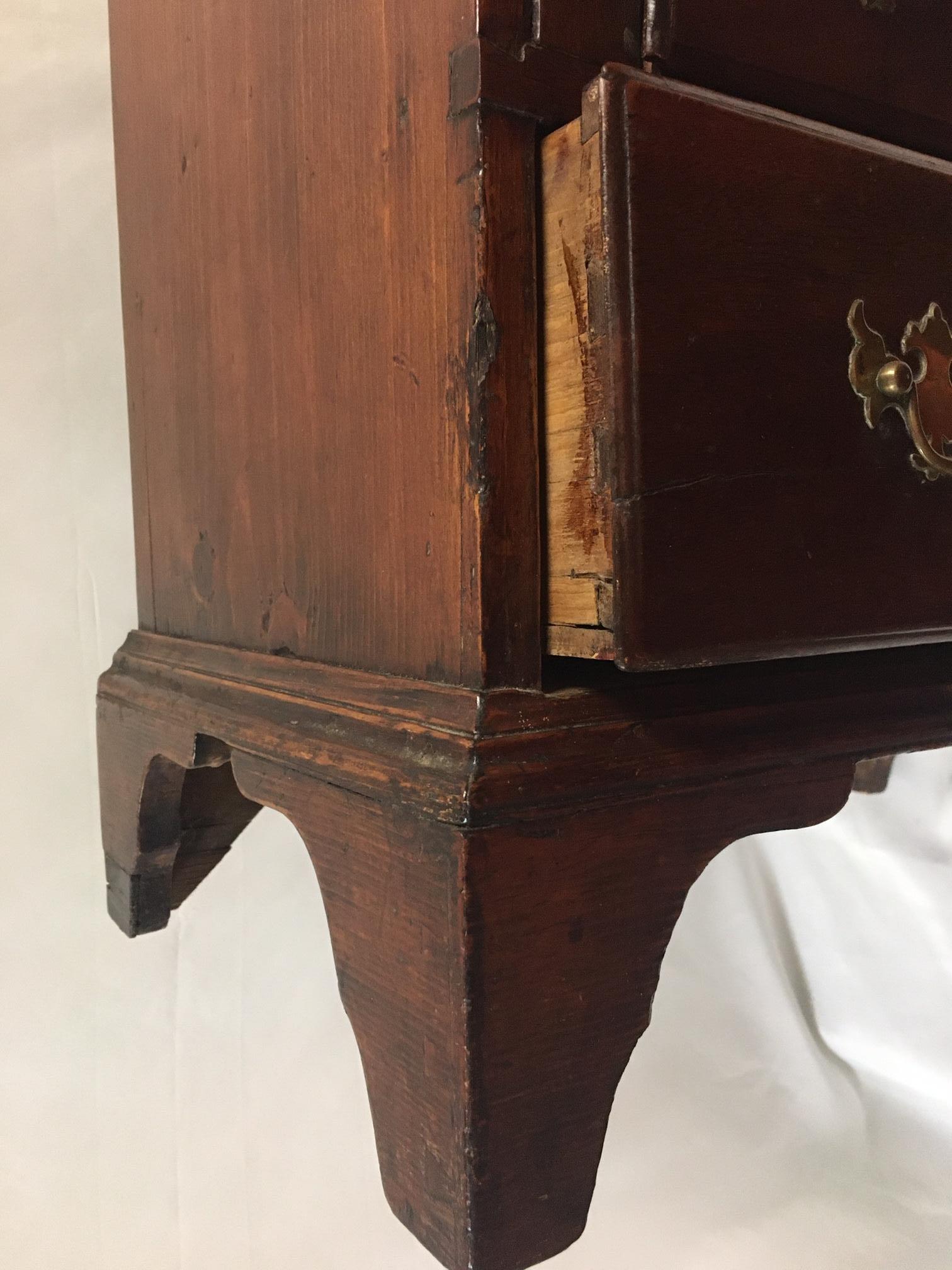 Rare bureau miniature Chippendale américain à façade inclinée avec ses baguettes d'origine c1780s en vente 9