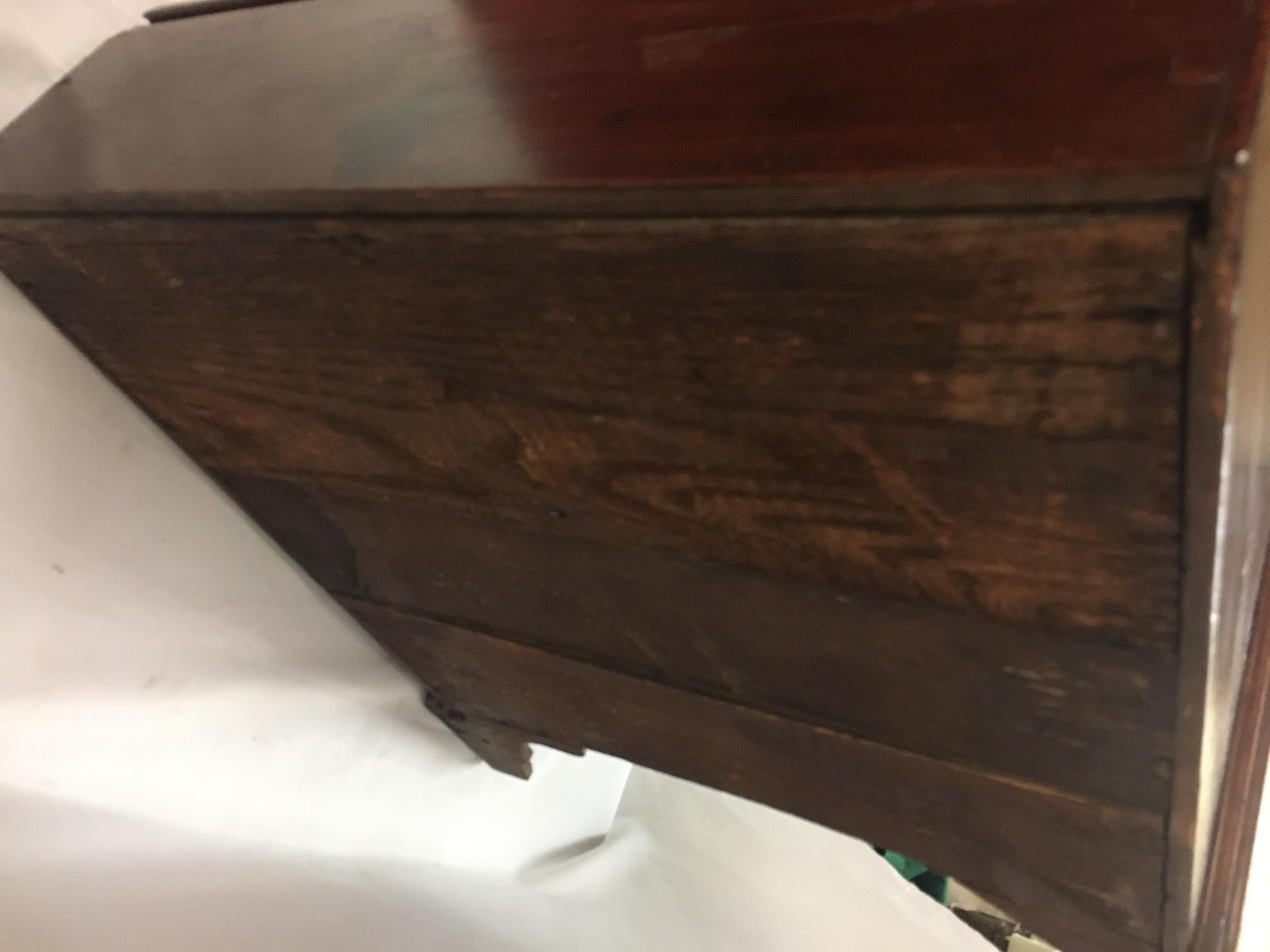 Rare bureau miniature Chippendale américain à façade inclinée avec ses baguettes d'origine c1780s en vente 10