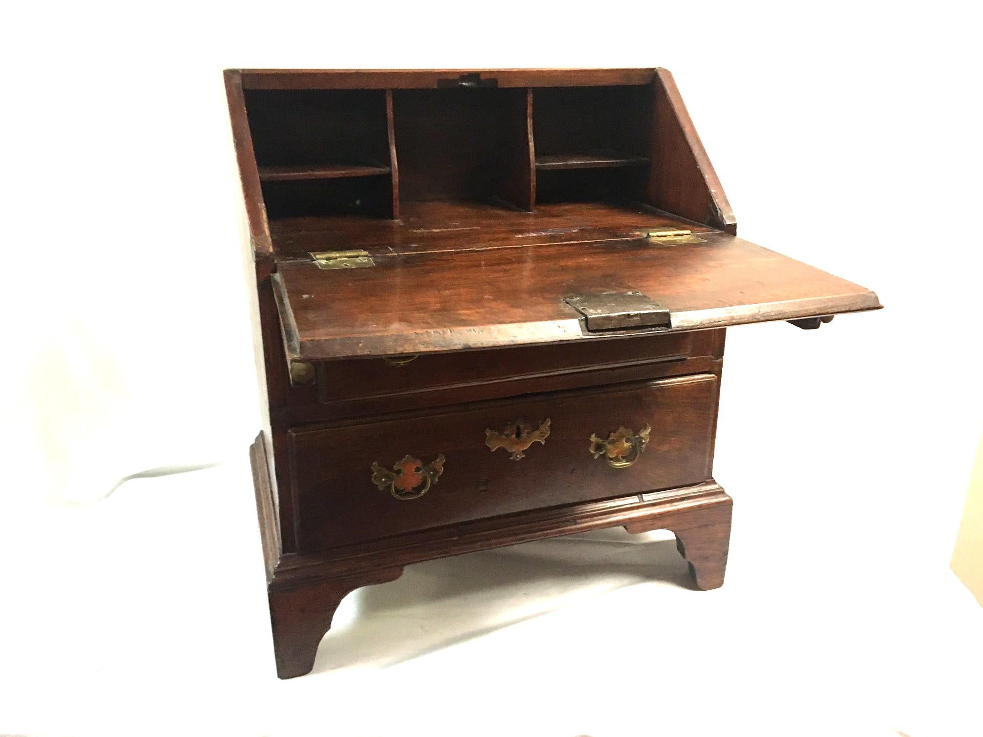 Américain Rare bureau miniature Chippendale américain à façade inclinée avec ses baguettes d'origine c1780s en vente