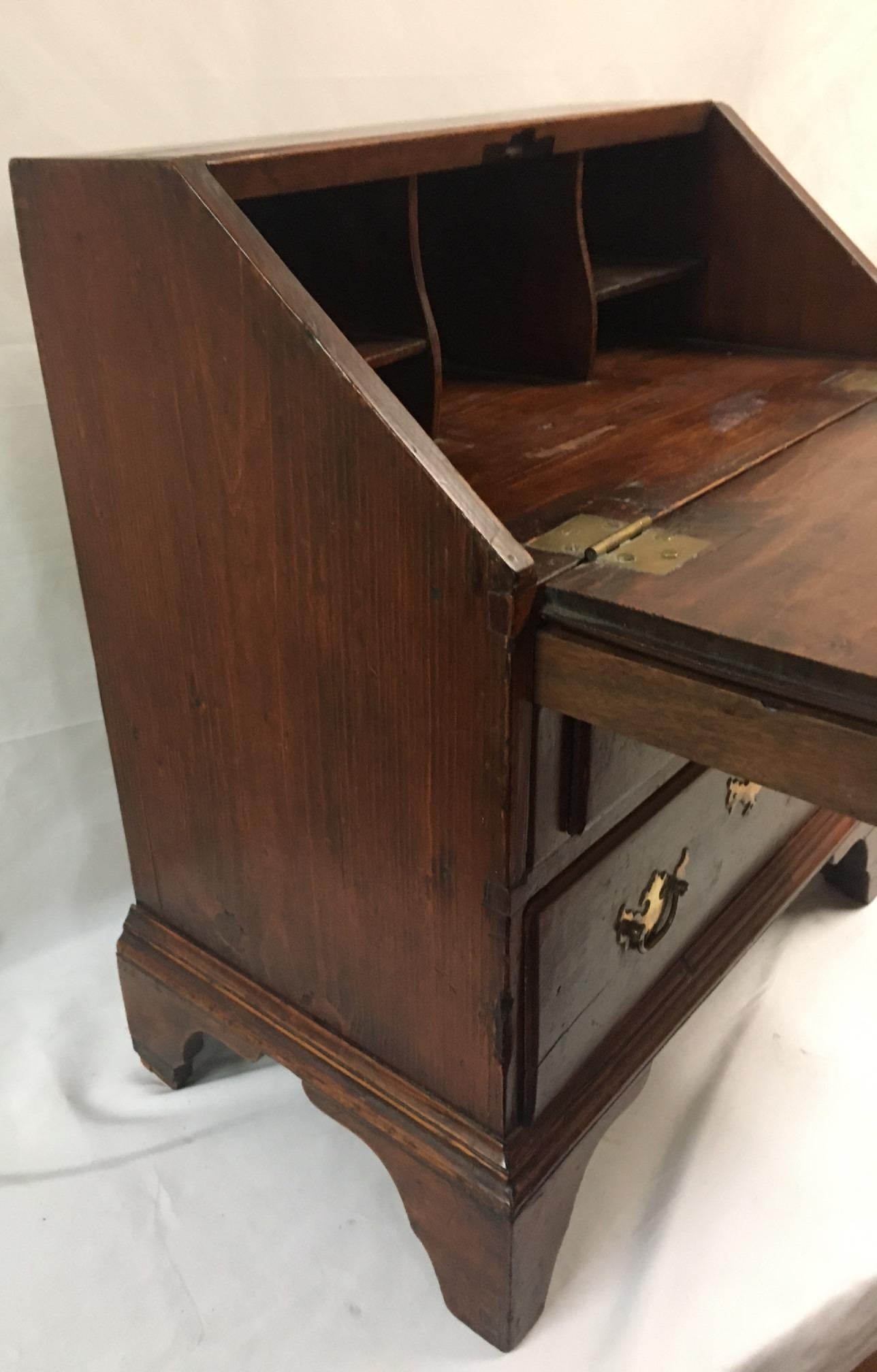 Rare bureau miniature Chippendale américain à façade inclinée avec ses baguettes d'origine c1780s Bon état - En vente à Savannah, GA