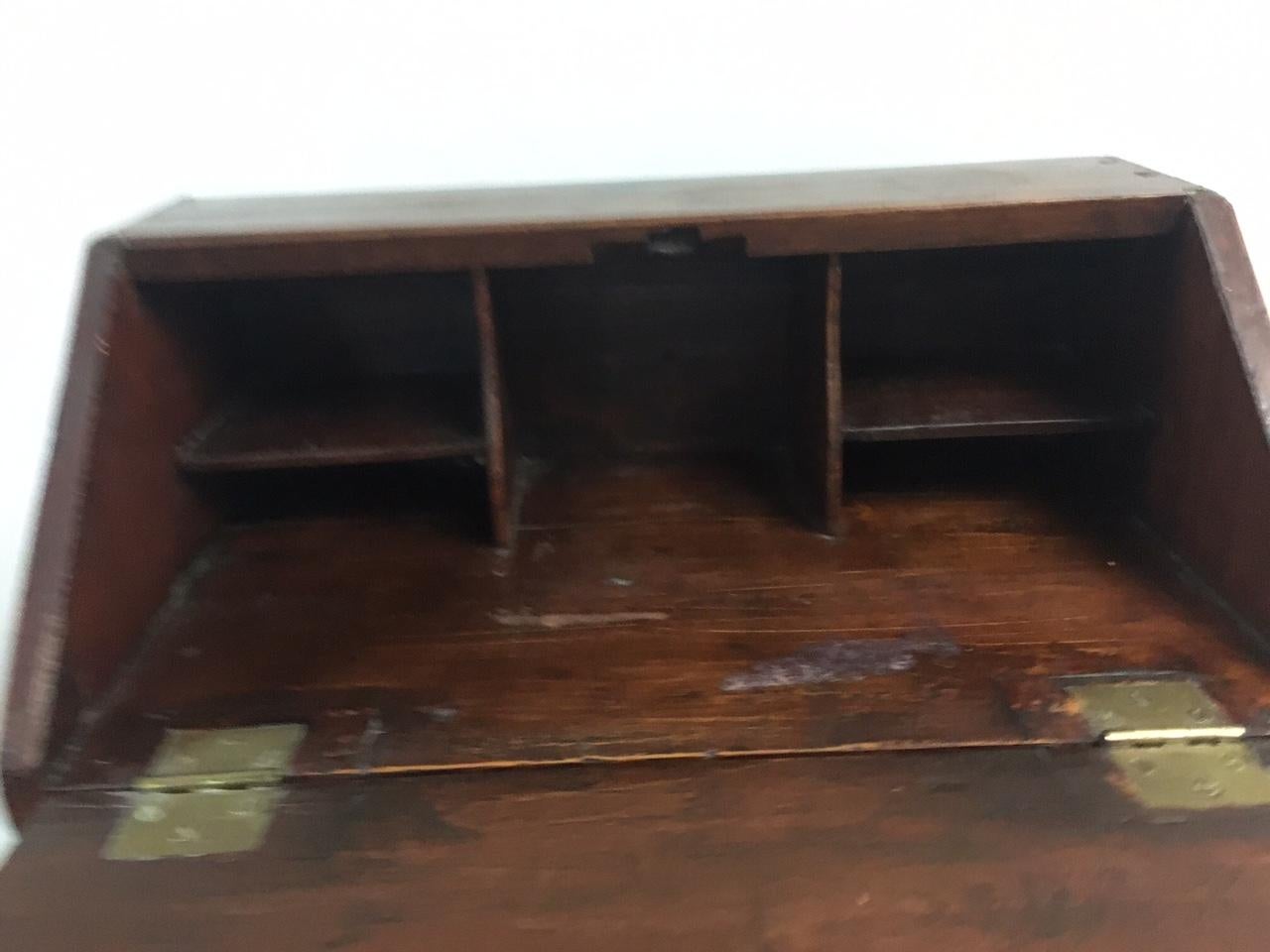 Laiton Rare bureau miniature Chippendale américain à façade inclinée avec ses baguettes d'origine c1780s en vente