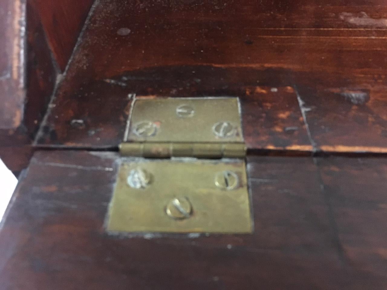 Rare bureau miniature Chippendale américain à façade inclinée avec ses baguettes d'origine c1780s en vente 1