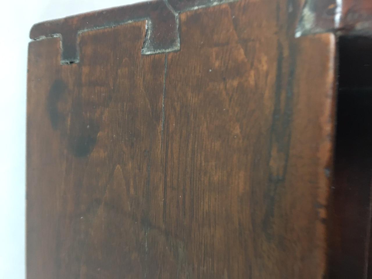 Rare bureau miniature Chippendale américain à façade inclinée avec ses baguettes d'origine c1780s en vente 2