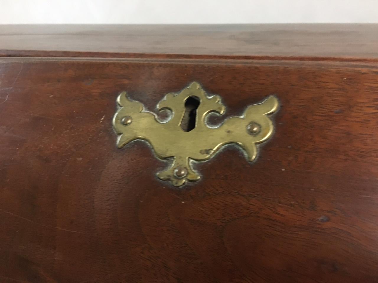 Rare bureau miniature Chippendale américain à façade inclinée avec ses baguettes d'origine c1780s en vente 3