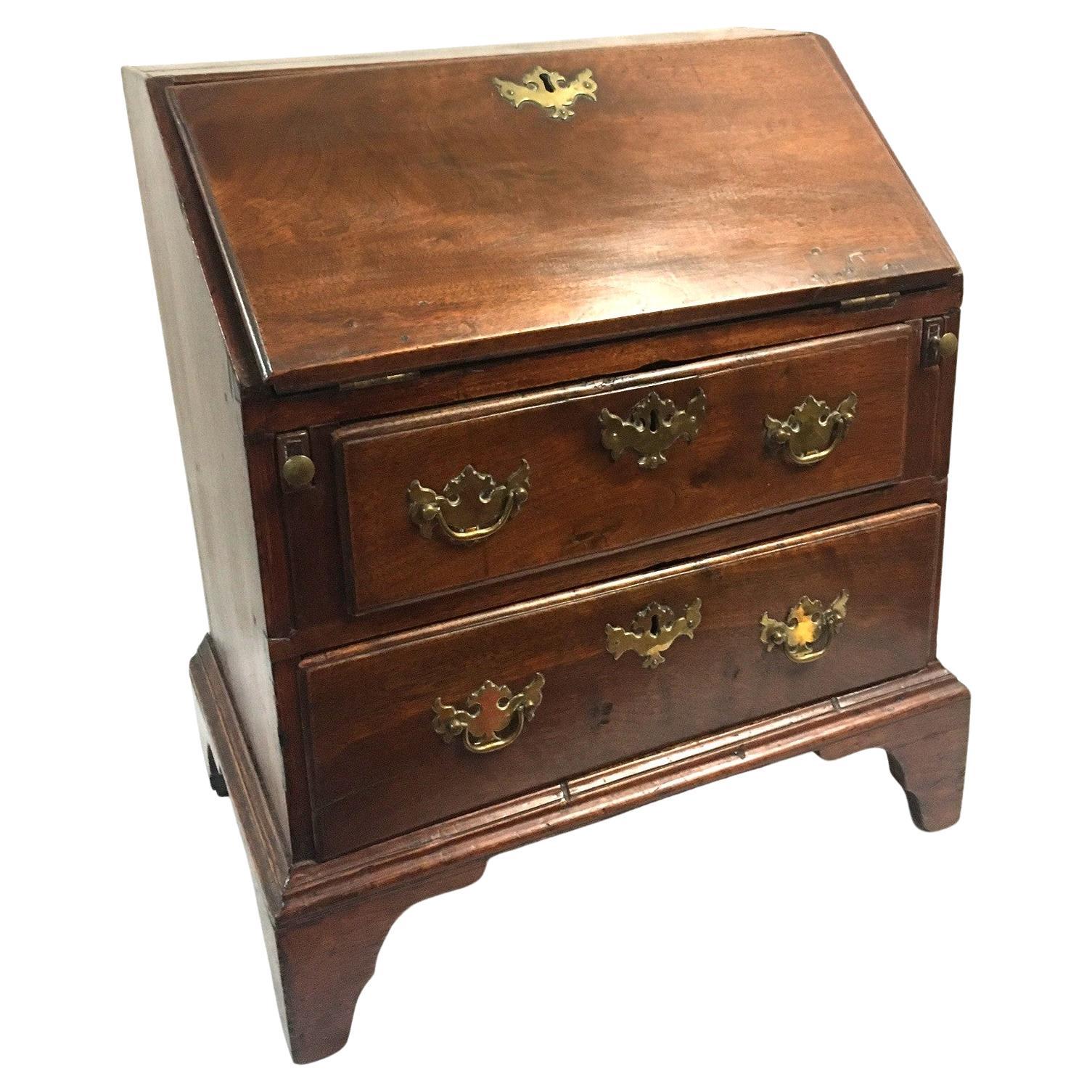 Rare bureau miniature Chippendale américain à façade inclinée avec ses baguettes d'origine c1780s en vente