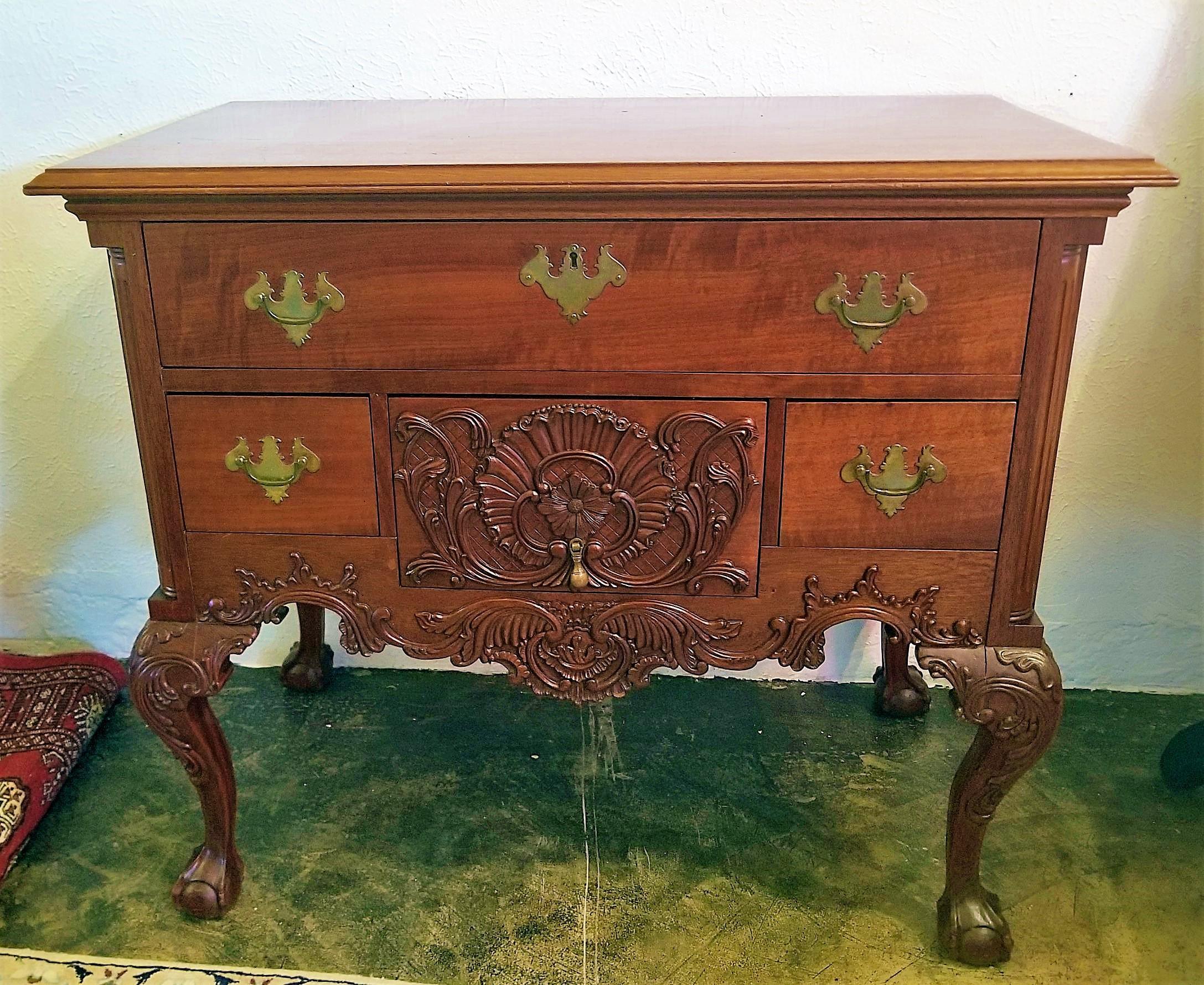 Presenting an exceptional quality American Chippendale style mahogany lowboy table.

Beautifully handmade or crafted. Fabulous detail to the carving with glorious dovetailing, etc.

Handmade, probably in the early 20th century, circa 1920.

In